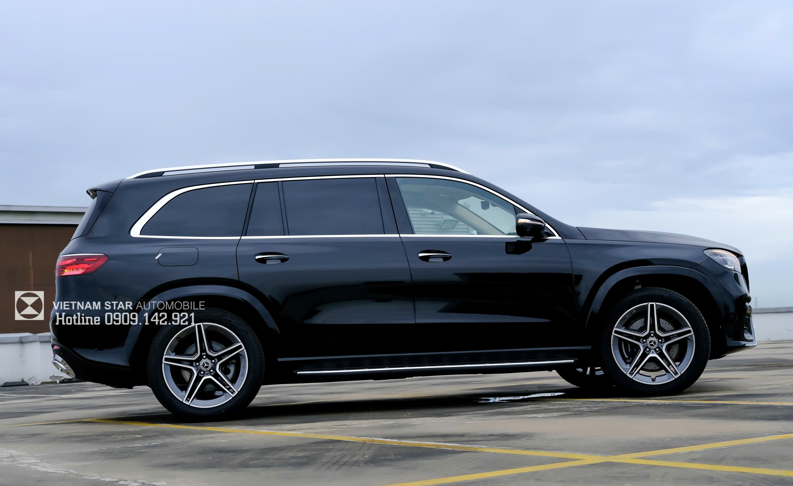 Mercedes GLS 450 4MATIC màu đen dẫn động 4 bánh