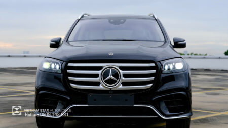 Đầu xe Mercedes GLS 450 màu đen với lưới tản nhiệt 4 nan mới
