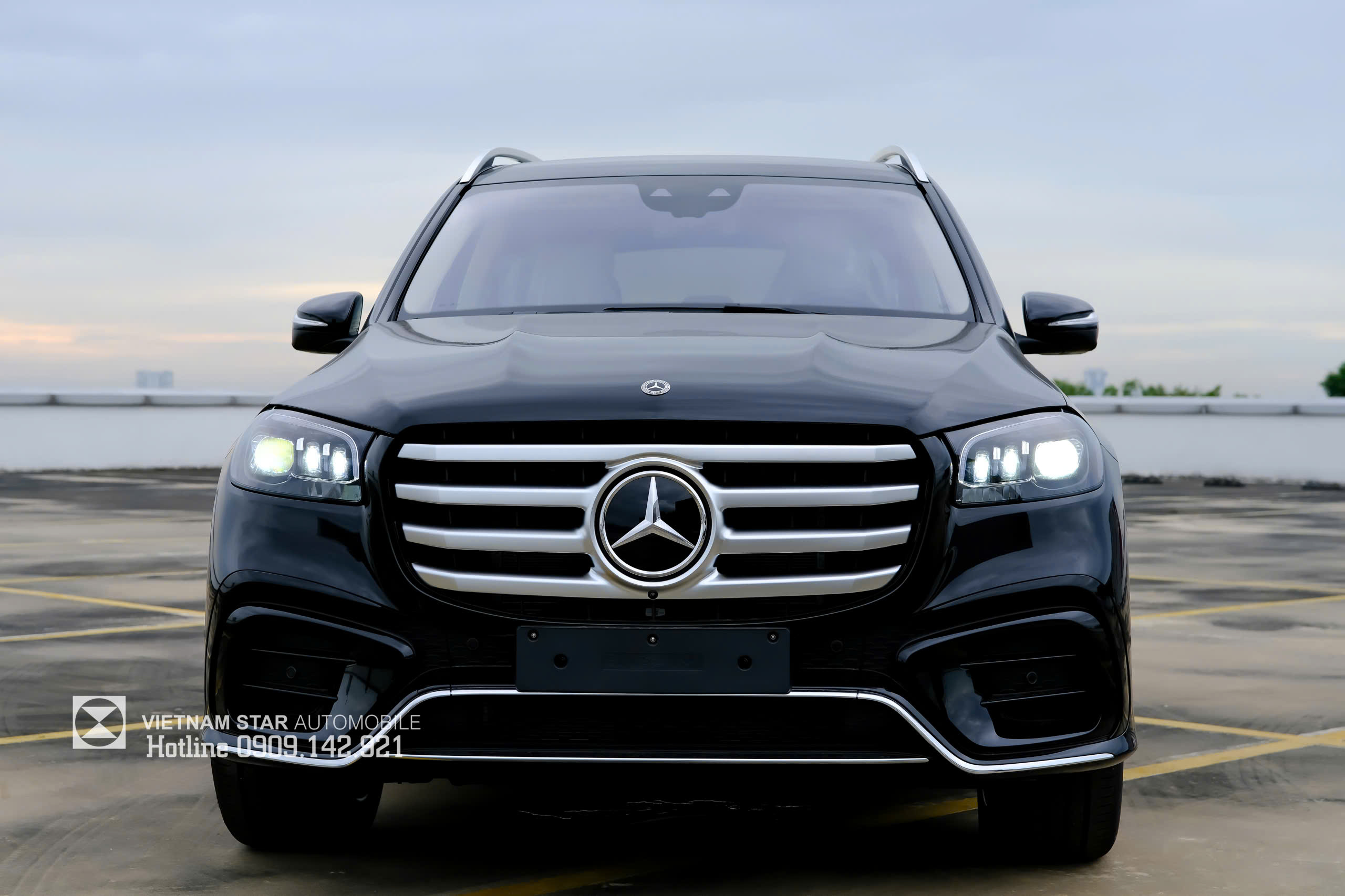Đầu xe Mercedes GLS 450 màu đen với lưới tản nhiệt 4 nan mới