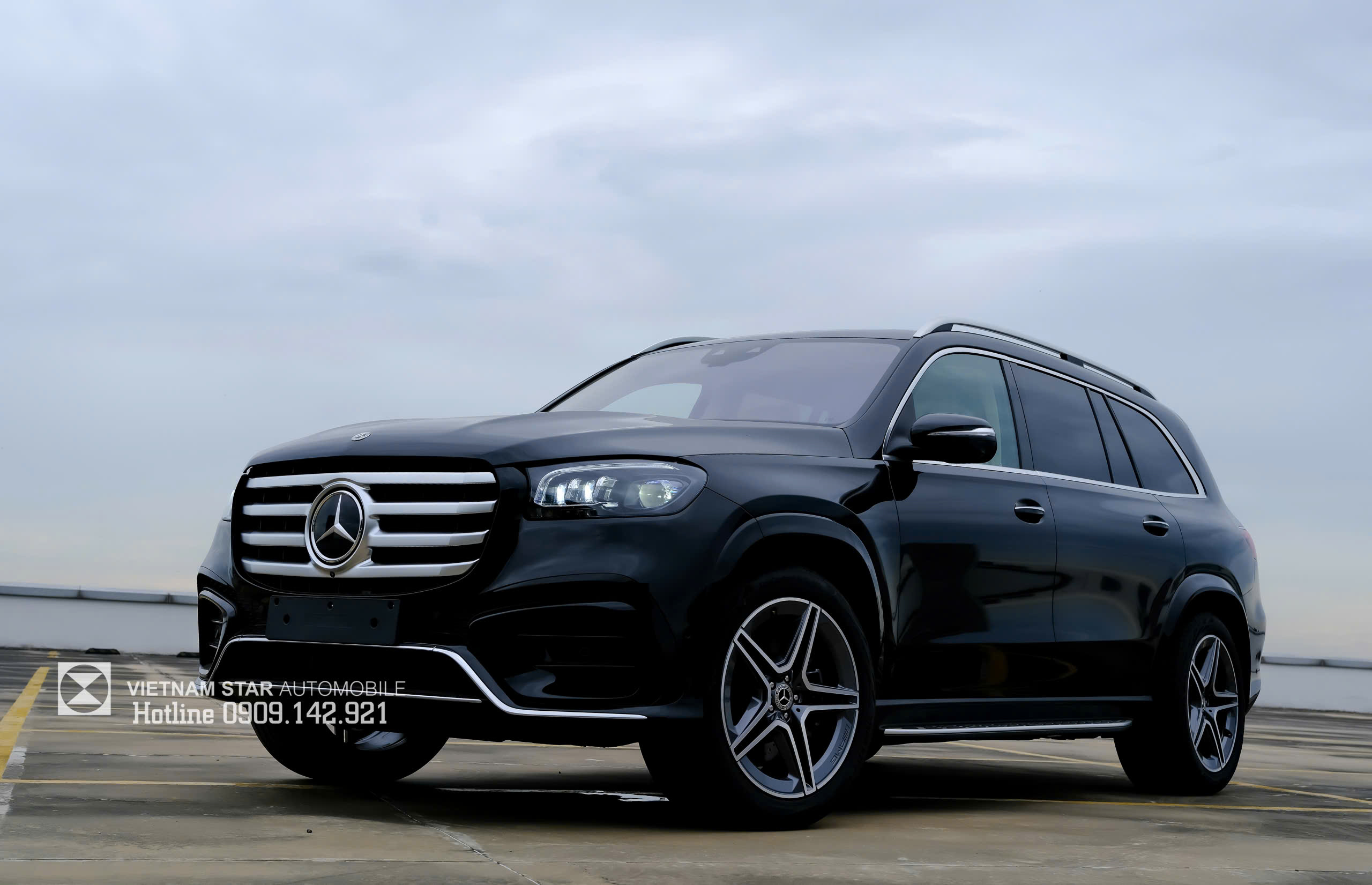 Góc nghiêng thần thánh xe Mercedes GLS 450 màu đen