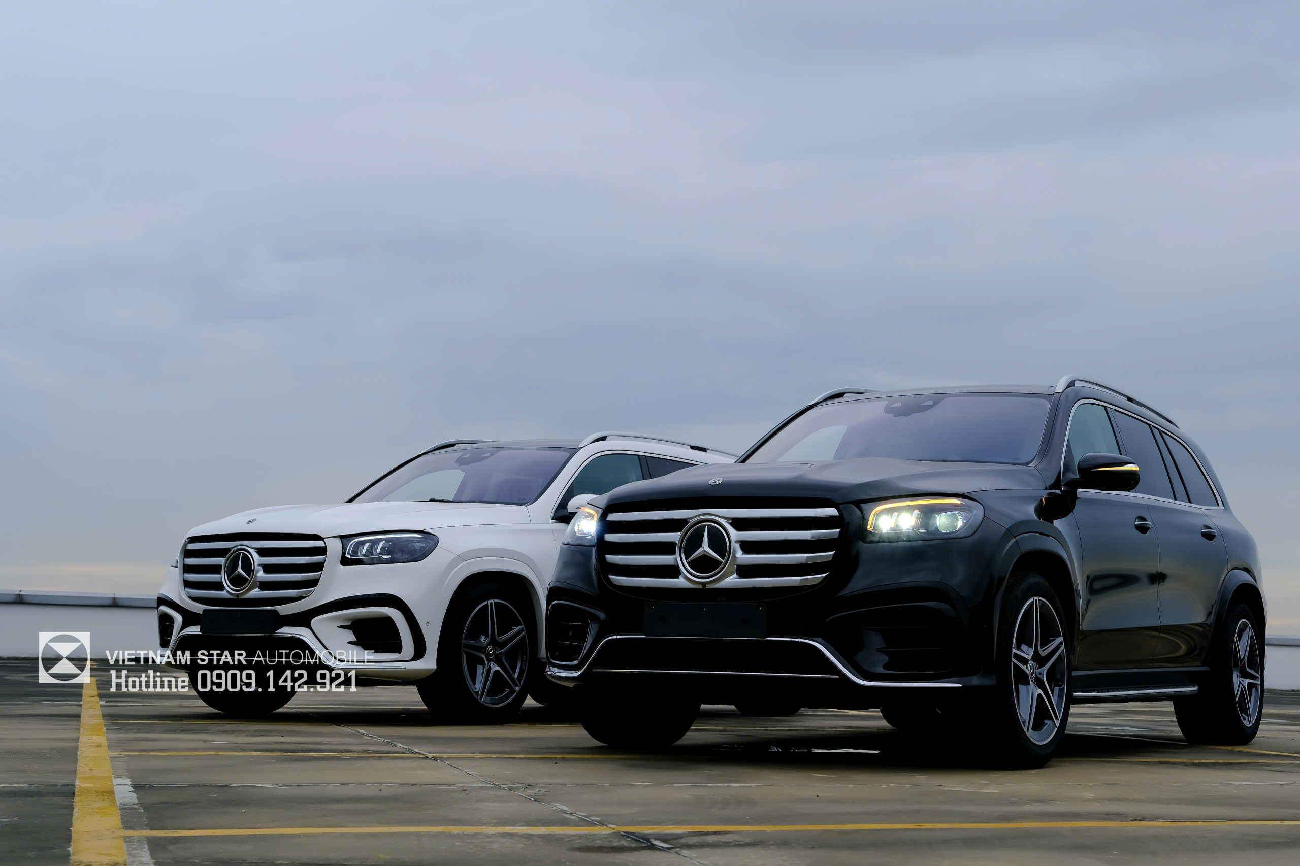 Ngoại thất xe Mercedes GLS 450 4MATIC màu đen bóng