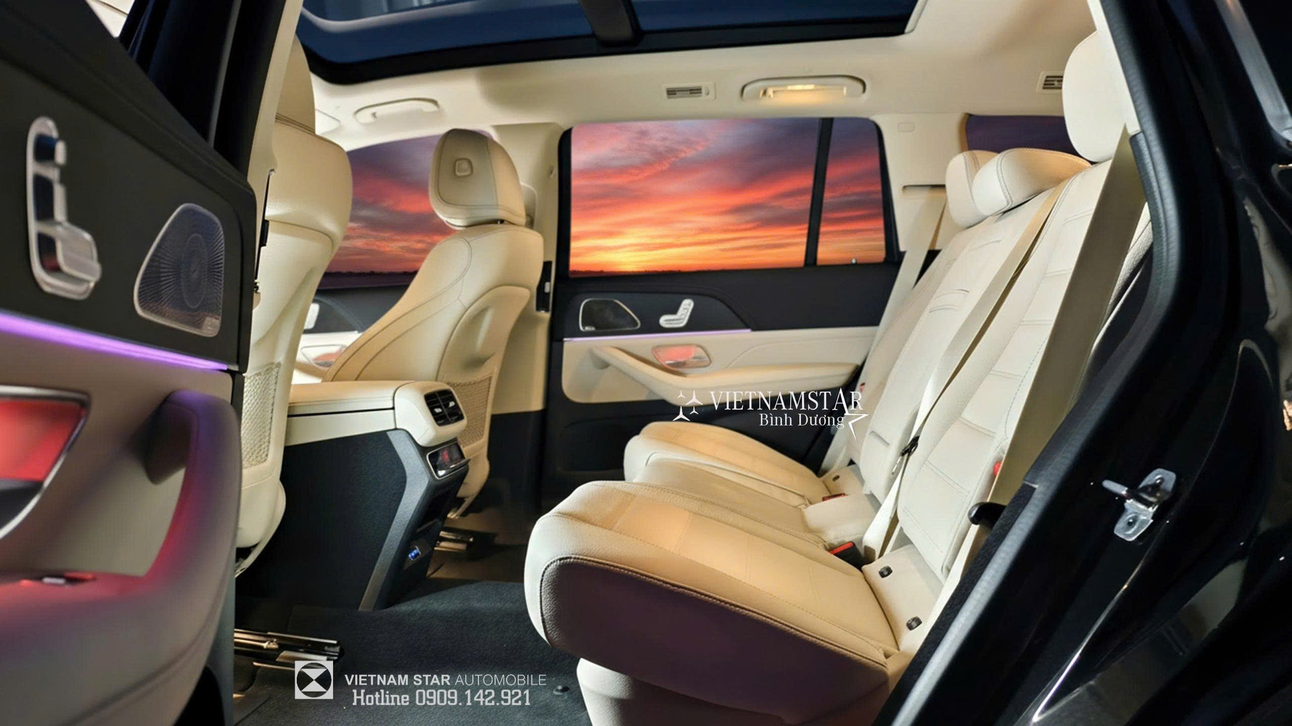Hàng ghế thứ 2 rộng rãi màu Be xe Mercedes GLS 450