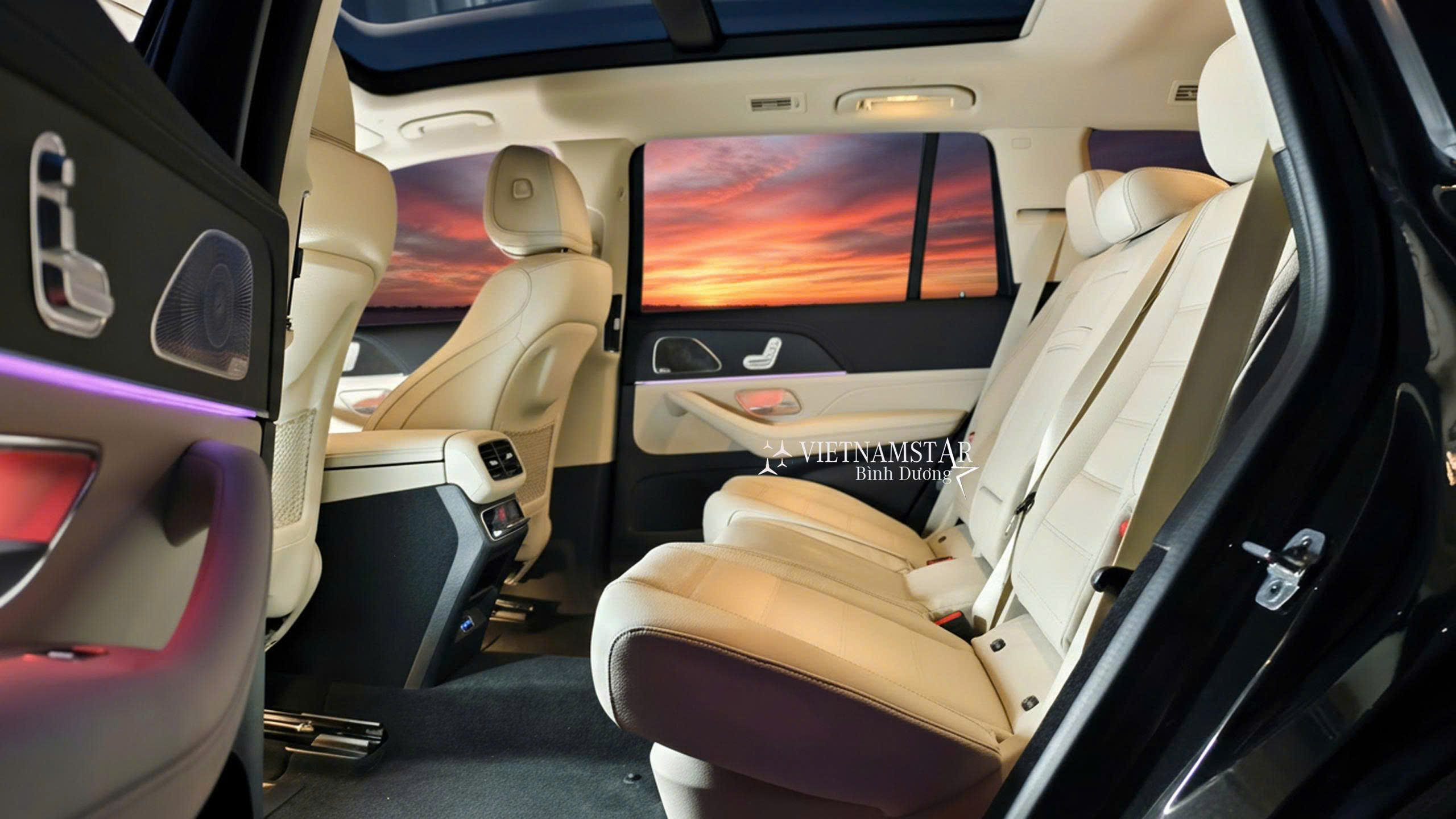 Hàng ghế thứ 2 rộng rãi với tông màu Be trên Mercedes GLS 450