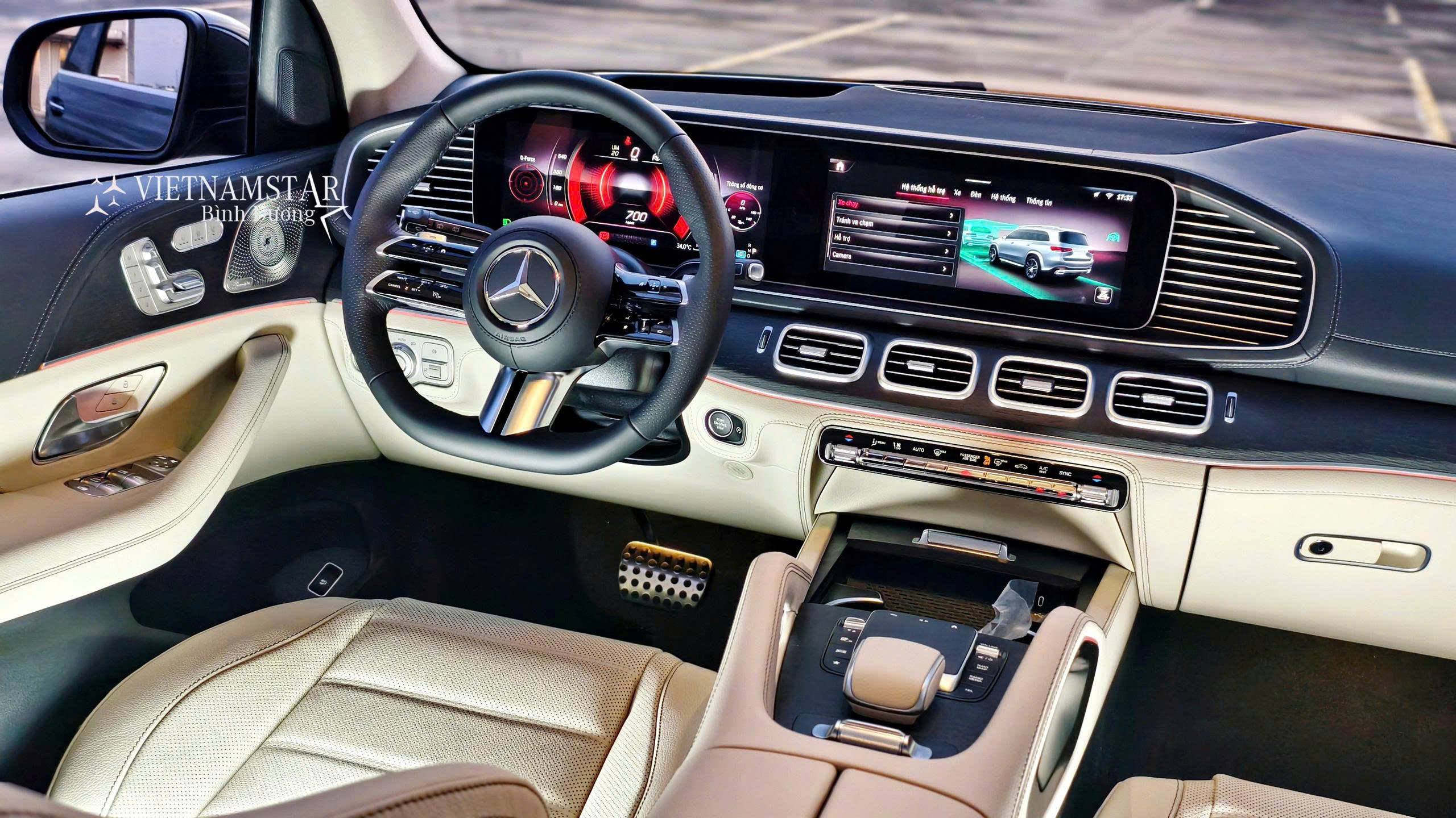 Vô lăng bọc da phối cùng nội thất màu Be xe Mercedes GLS 450