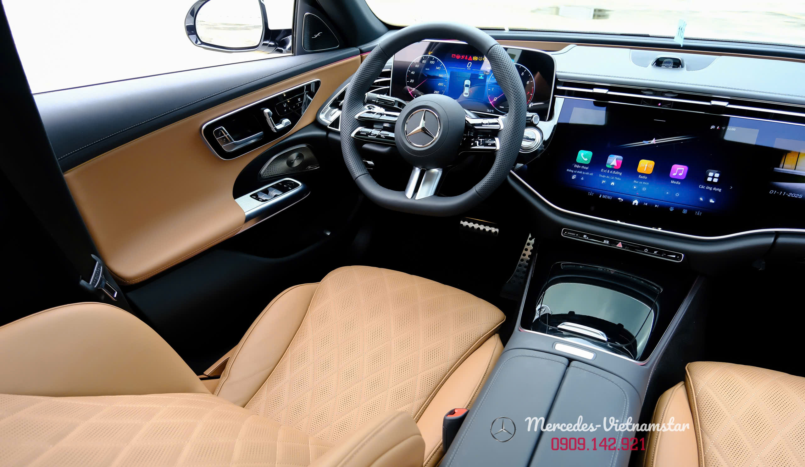 Chi tiết vô lăng 3 chấu bọc Da Nappa Đen thể thao đặc trưng AMG của E300 Đen.