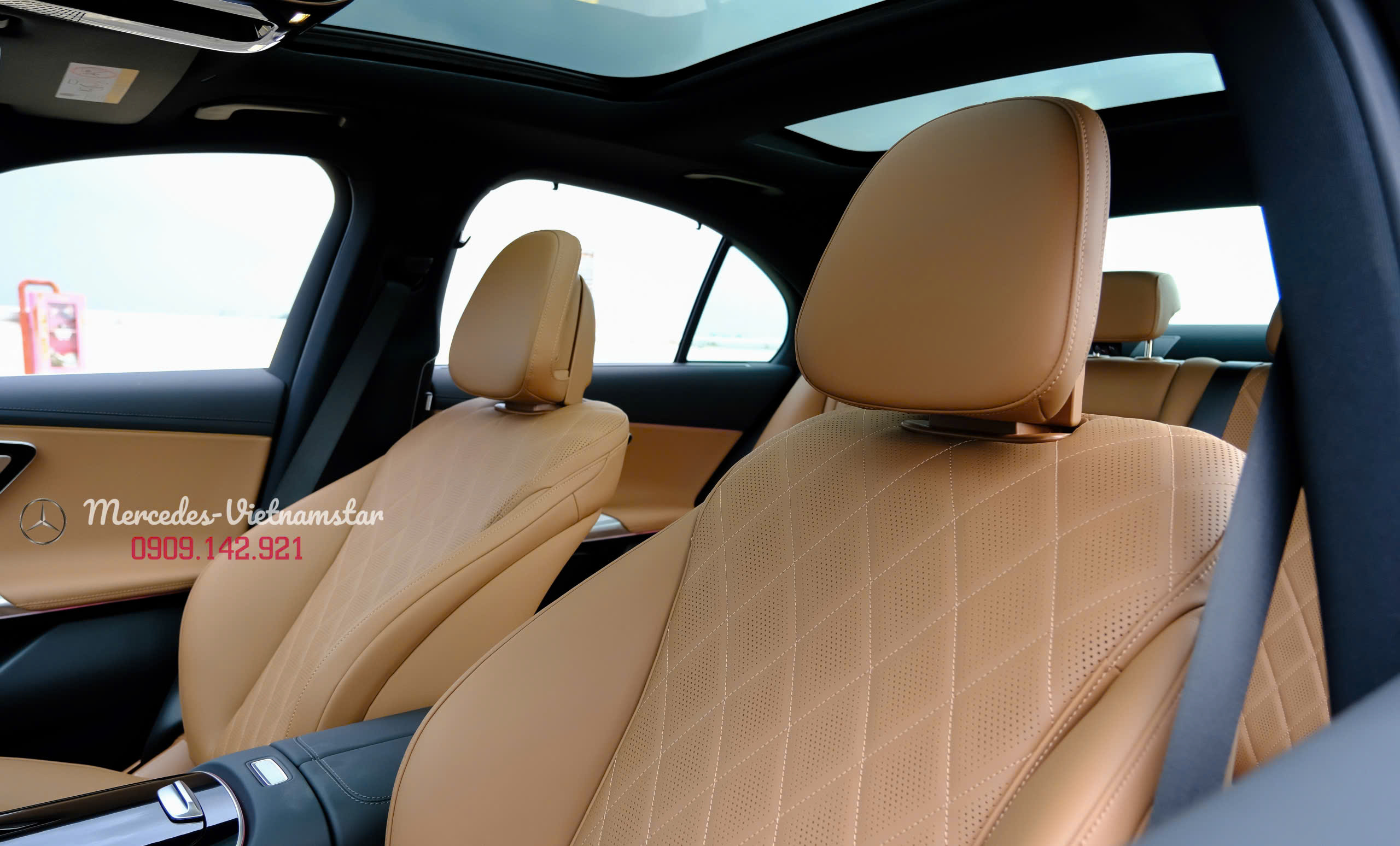 Chi tiết vô lăng 3 chấu bọc Da Nappa Nâu thể thao đặc trưng AMG của E300 Đen.