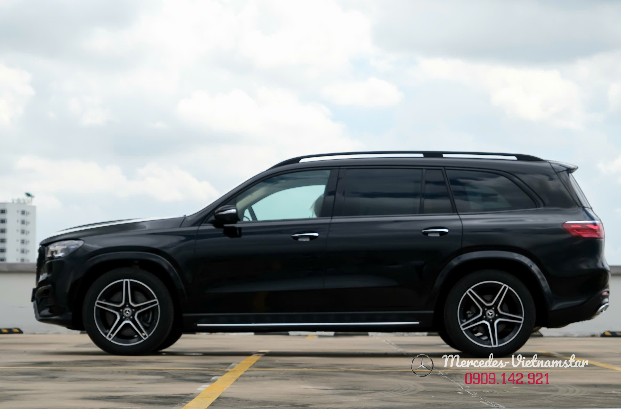 Thân xe Mercedes GLS450 Edition 30 đen với gói Night Package