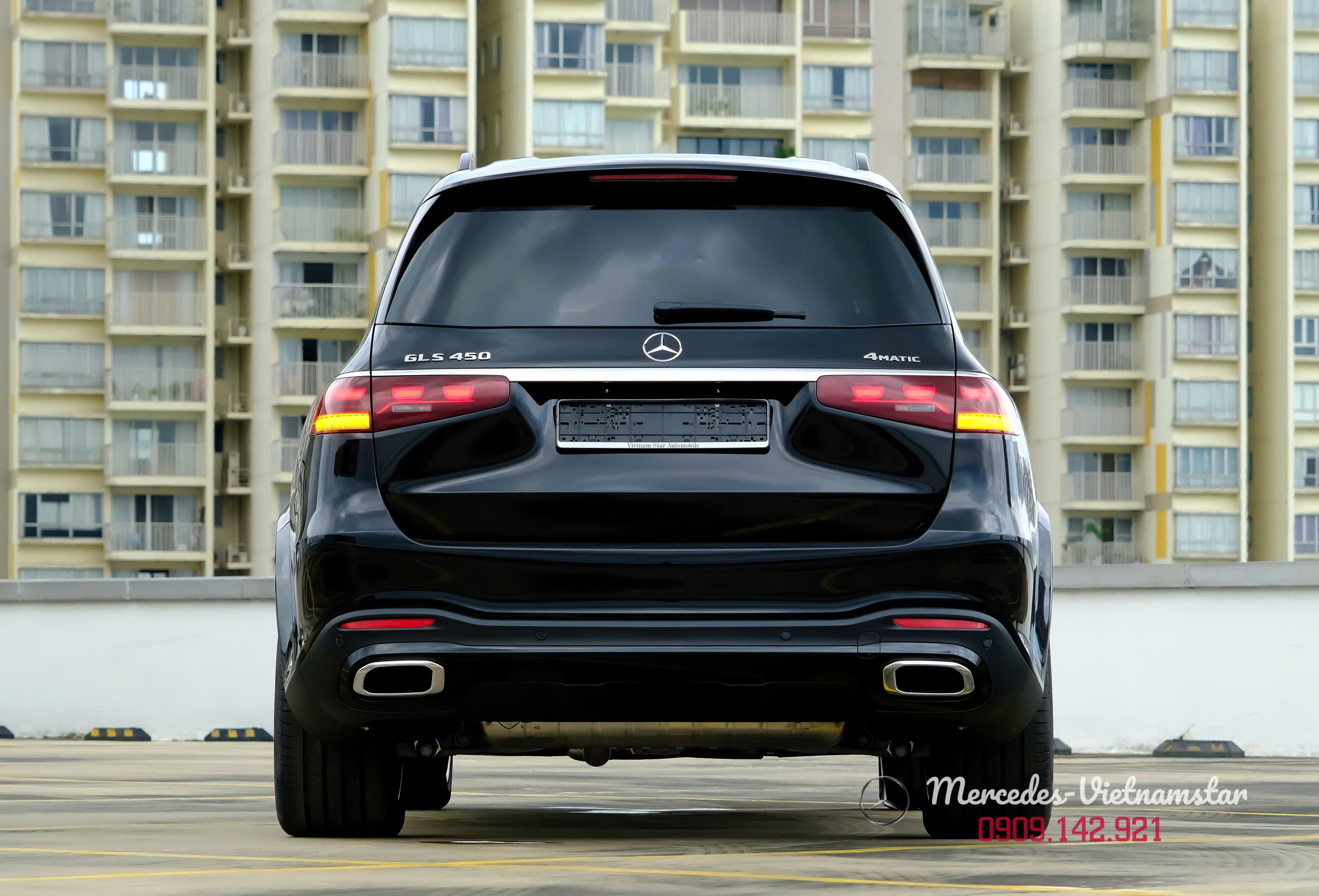 Đuôi xe Mercedes GLS450 Edition 30 màu đen hiện đại