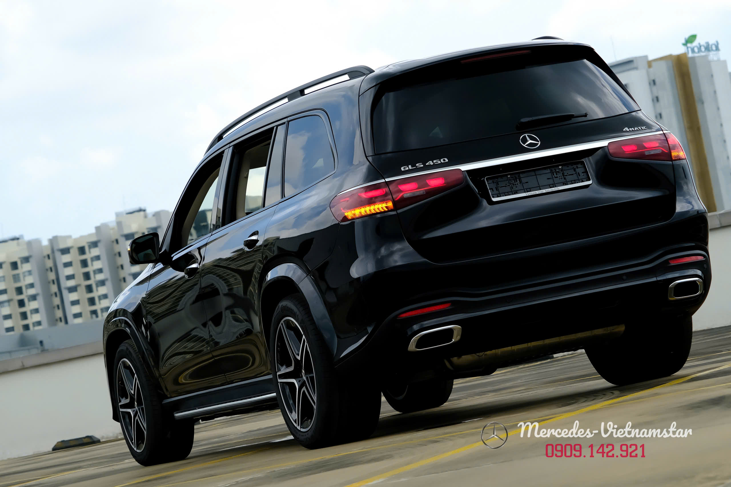 Mercedes GLS 450 Edition 30 nhìn từ phía sau cực kỳ bề thế