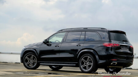 Mercedes GLS 450 Edition 30 nhìn từ phía ngang cực kỳ bề thế