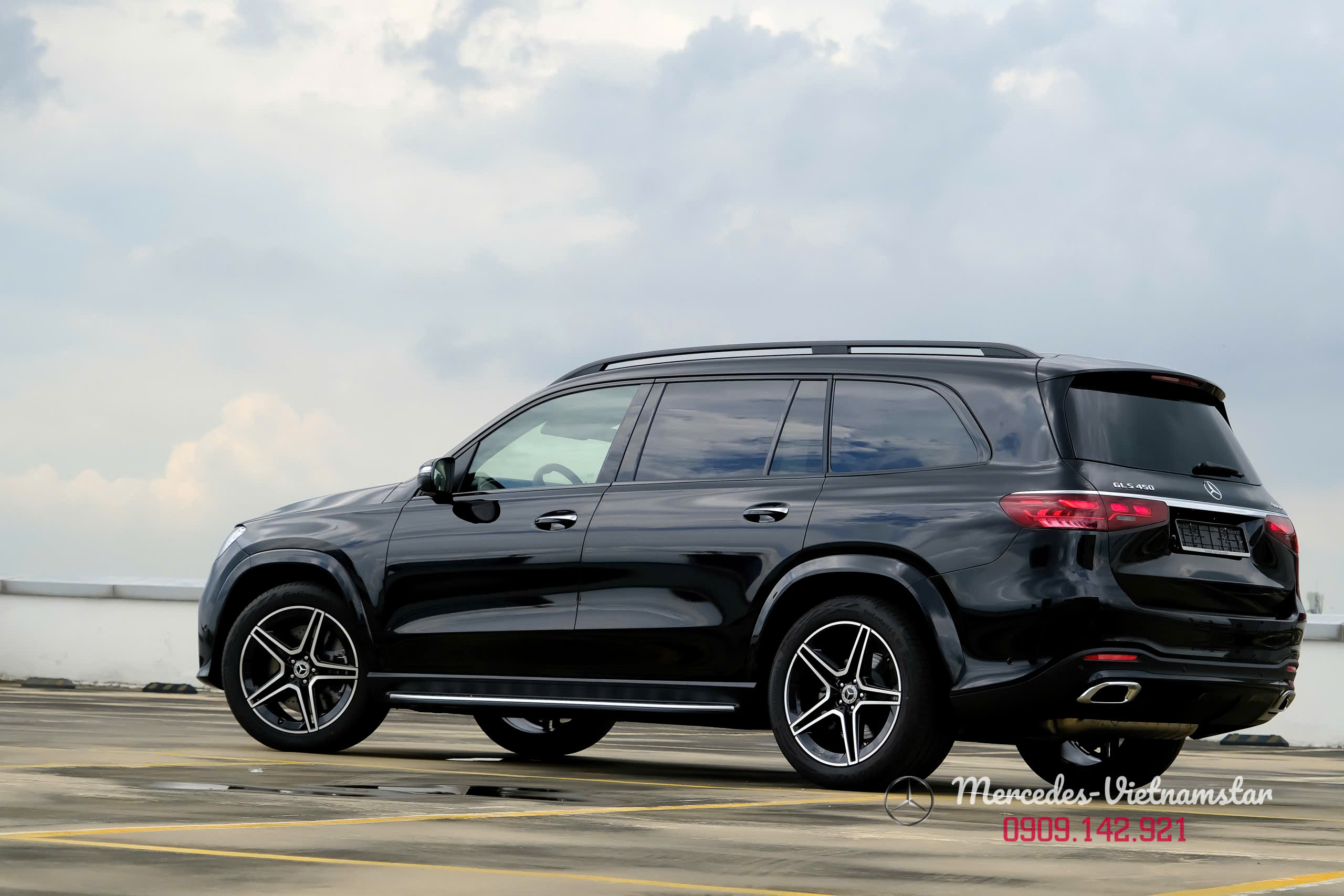 Mercedes GLS 450 Edition 30 nhìn từ phía ngang cực kỳ bề thế