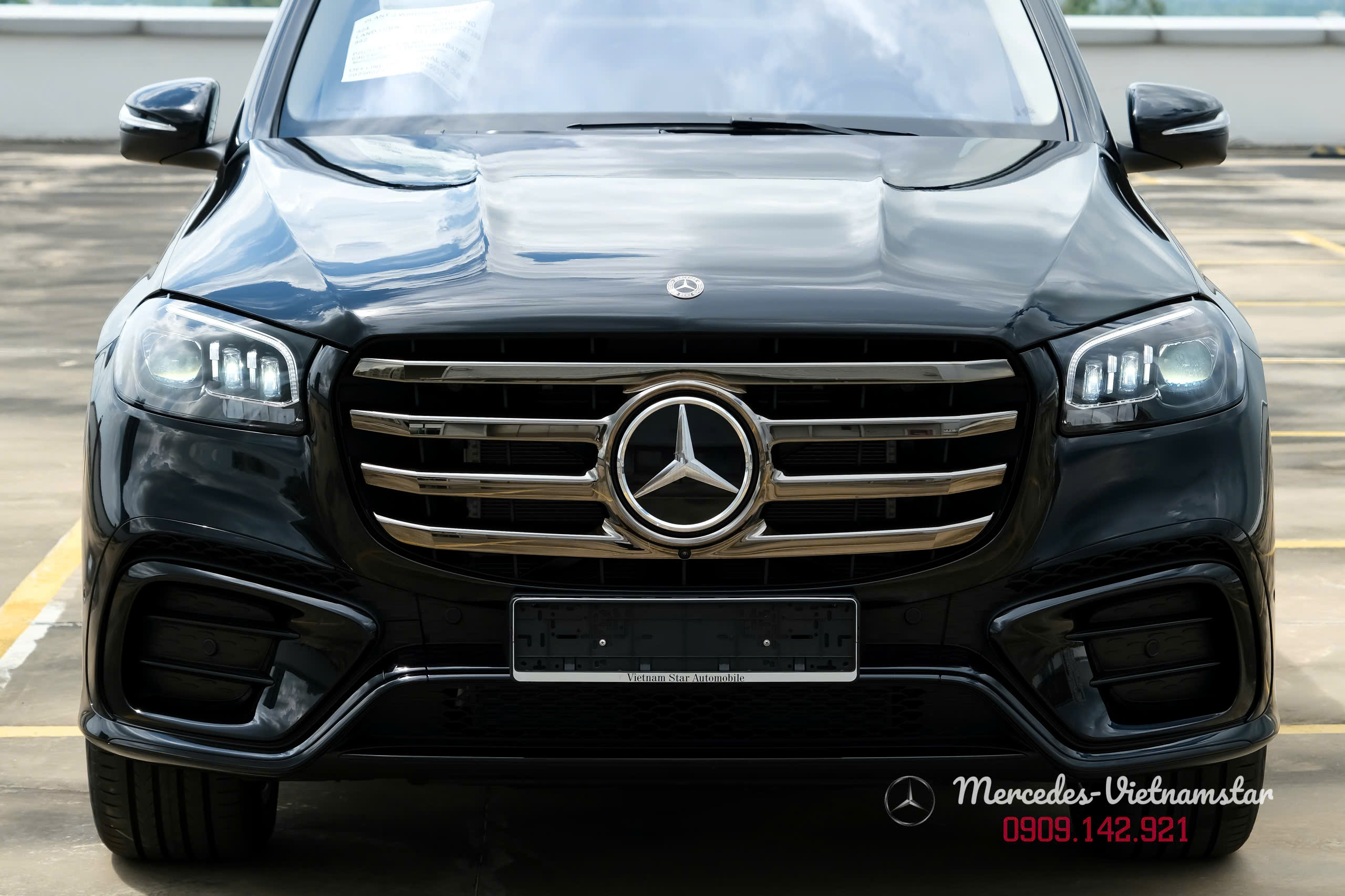 Cận cảnh đầu xe Mercedes GLS 450 Edition 30 màu đen huyền bí