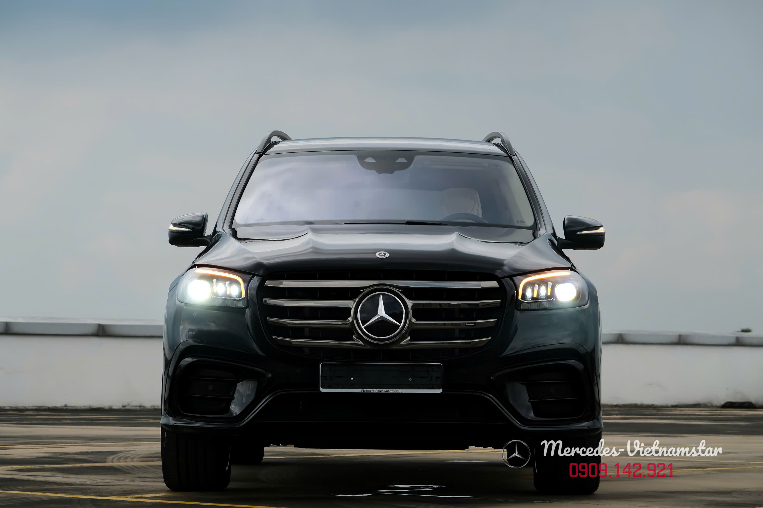 Mặt ca-lăng GLS 450 Edition 30 với 4 nan mạ chrome đen độc bản