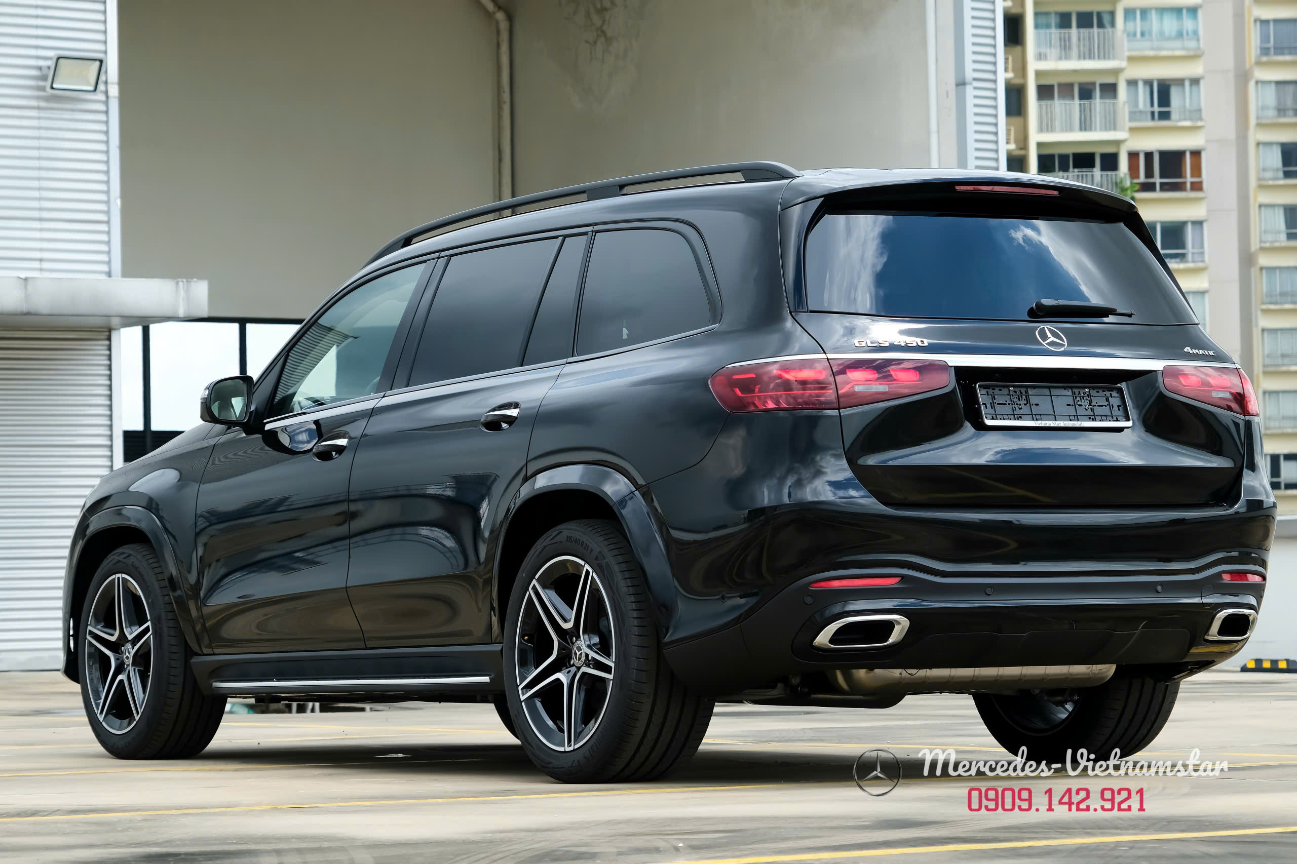 Thân xe Mercedes GLS 450 Edition 30 màu đen với gói Night Package