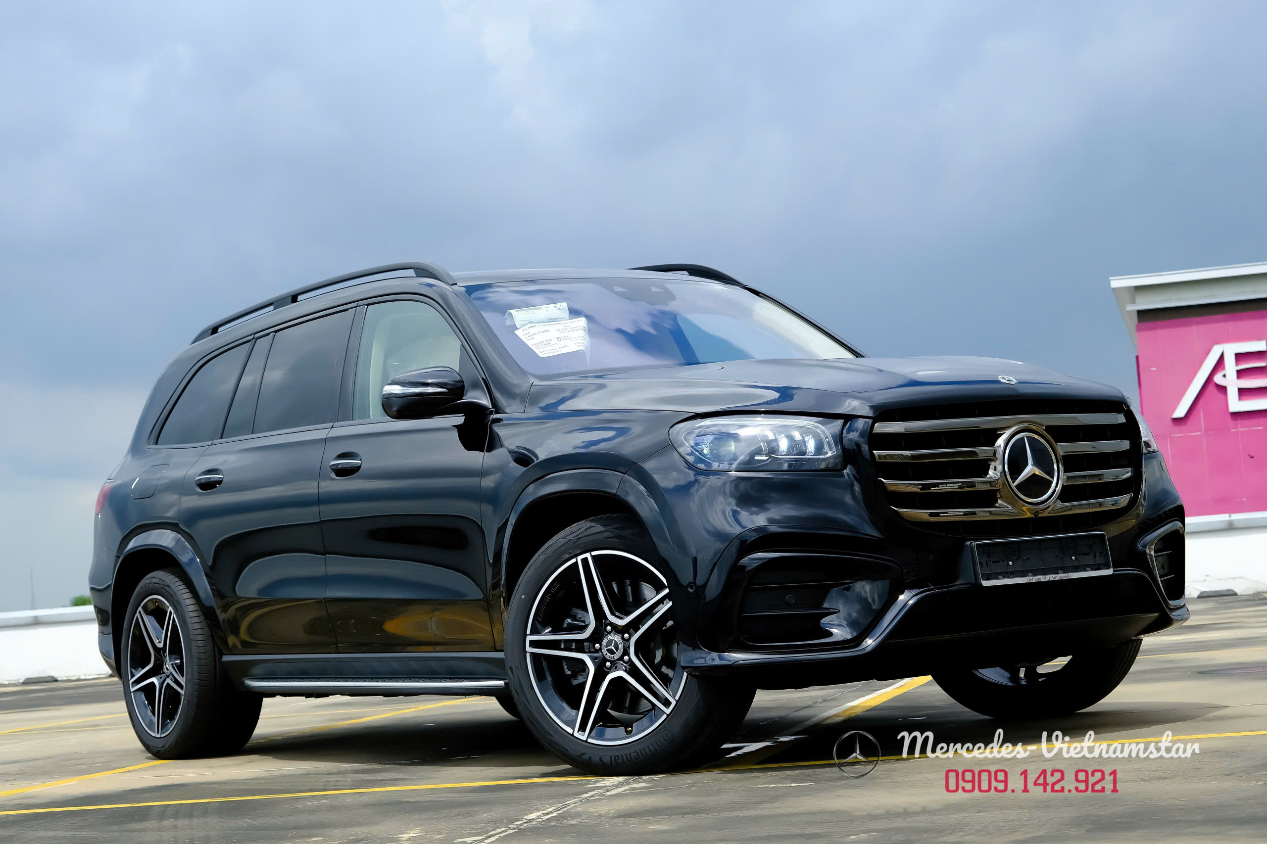 Chi tiết cản trước thể thao trên Mercedes GLS 450 Edition 30 đen