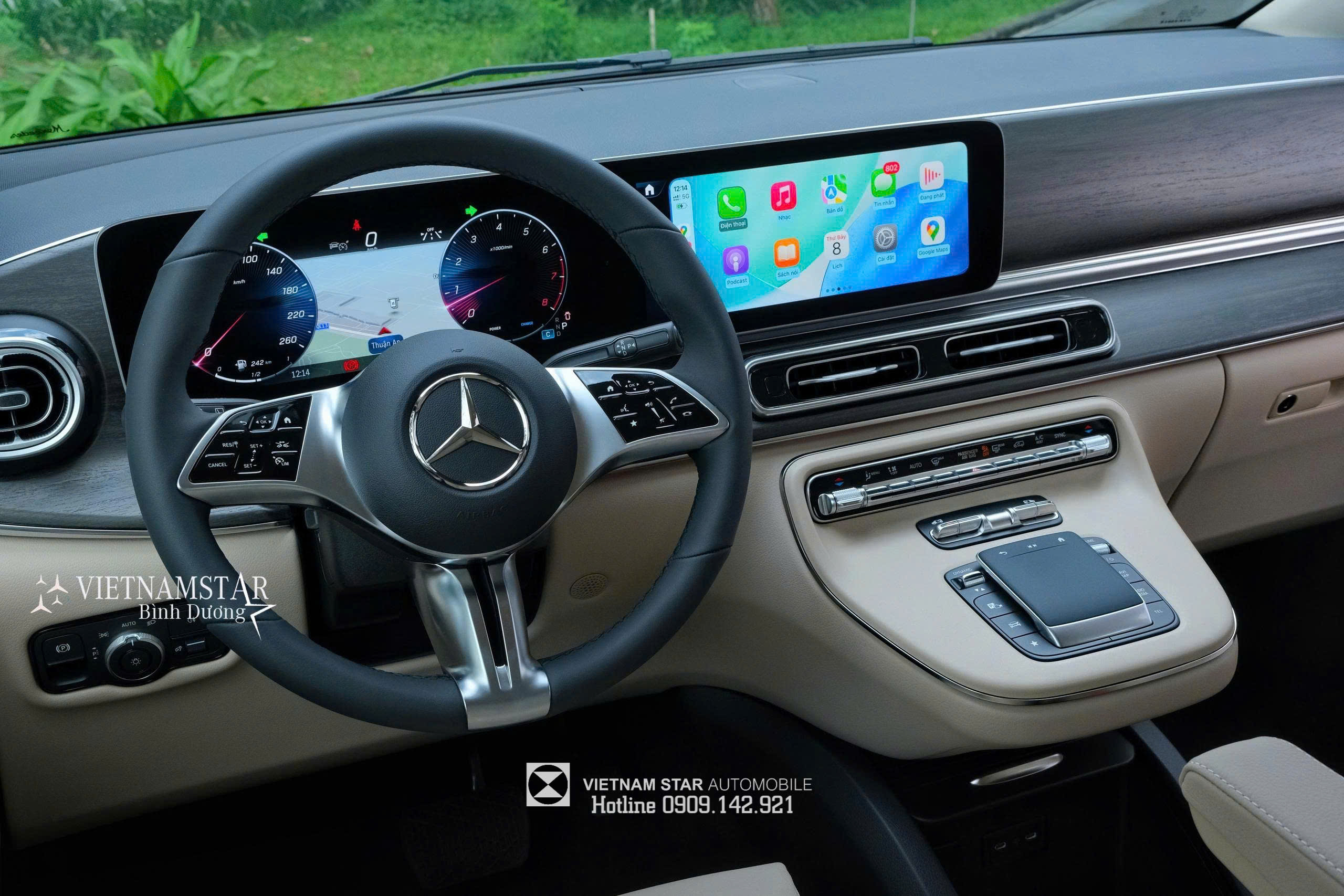 Vô lăng bọc da đa chức năng tích hợp nút điều khiển trên xe V 300.