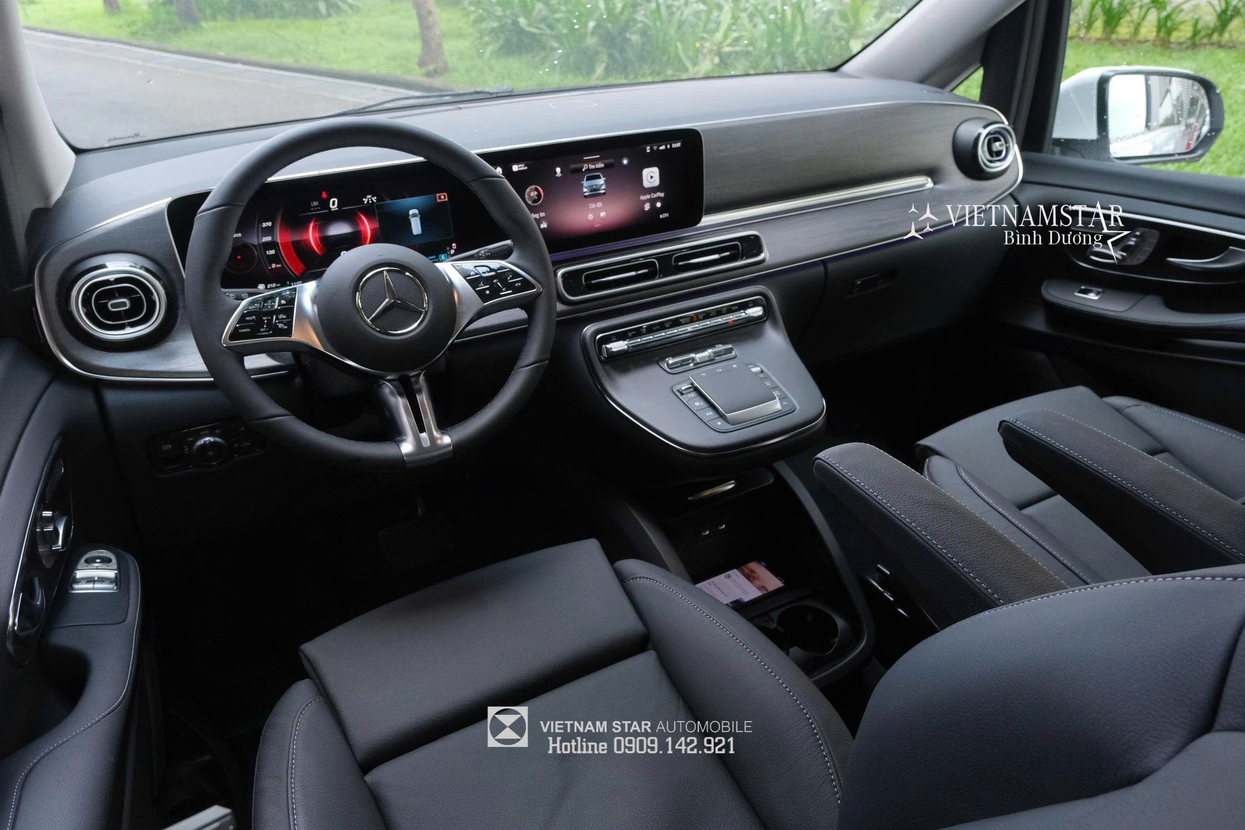 Khoang lái hạng sang của Mercedes V300 với thiết kế hiện đại và tinh tế.