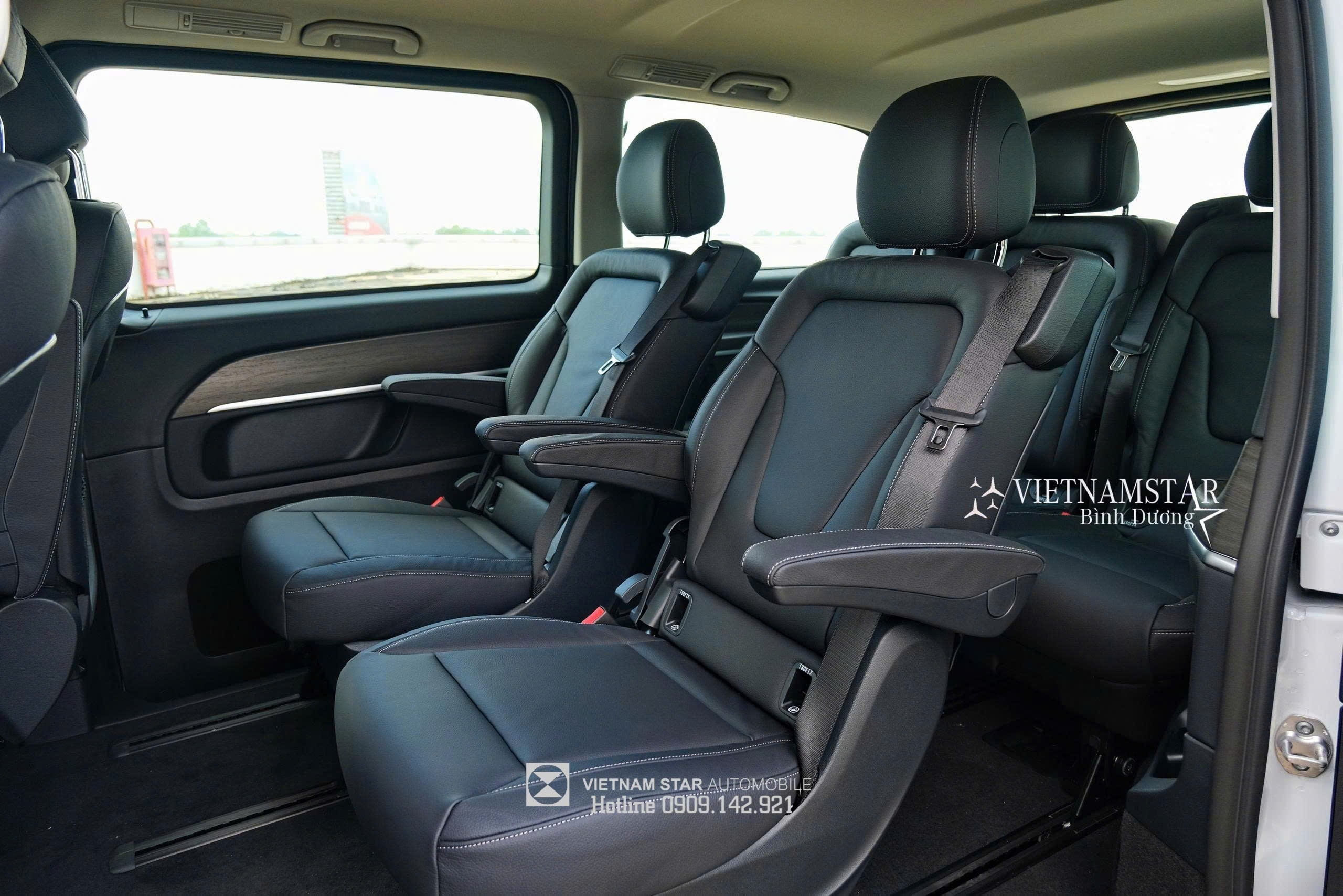 Cận cảnh bệ tì tay riêng biệt cho ghế thương gia trên Mercedes V 300.