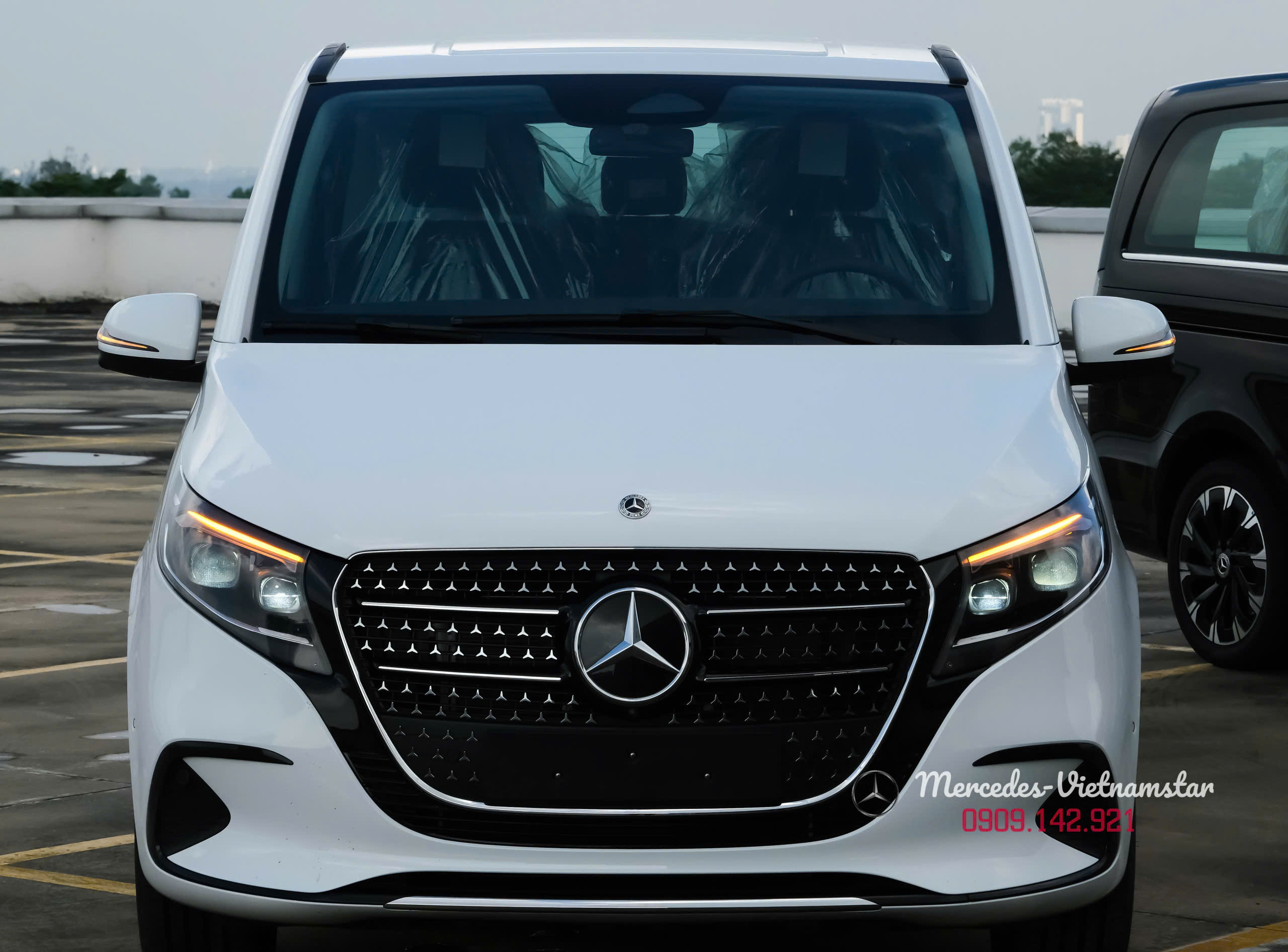 Mercedes V 300 màu trắng tinh khôi phù hợp phong thủy mệnh Kim và Thủy.