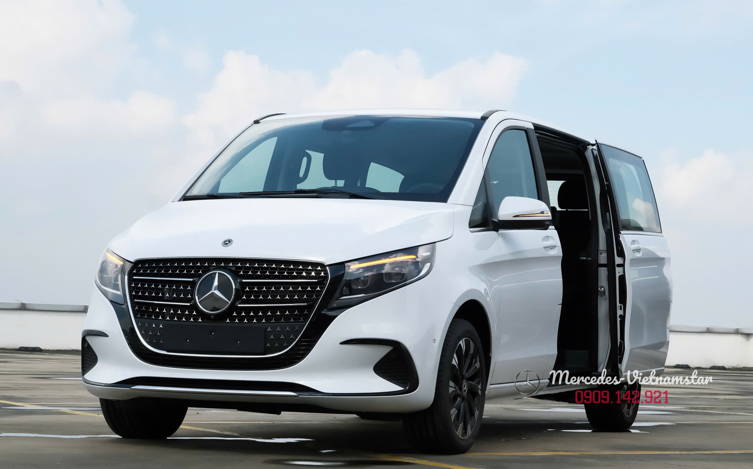 Góc chụp 3/4 đầu xe Mercedes V 300 màu trắng thể hiện sự bề thế và hiện đại.