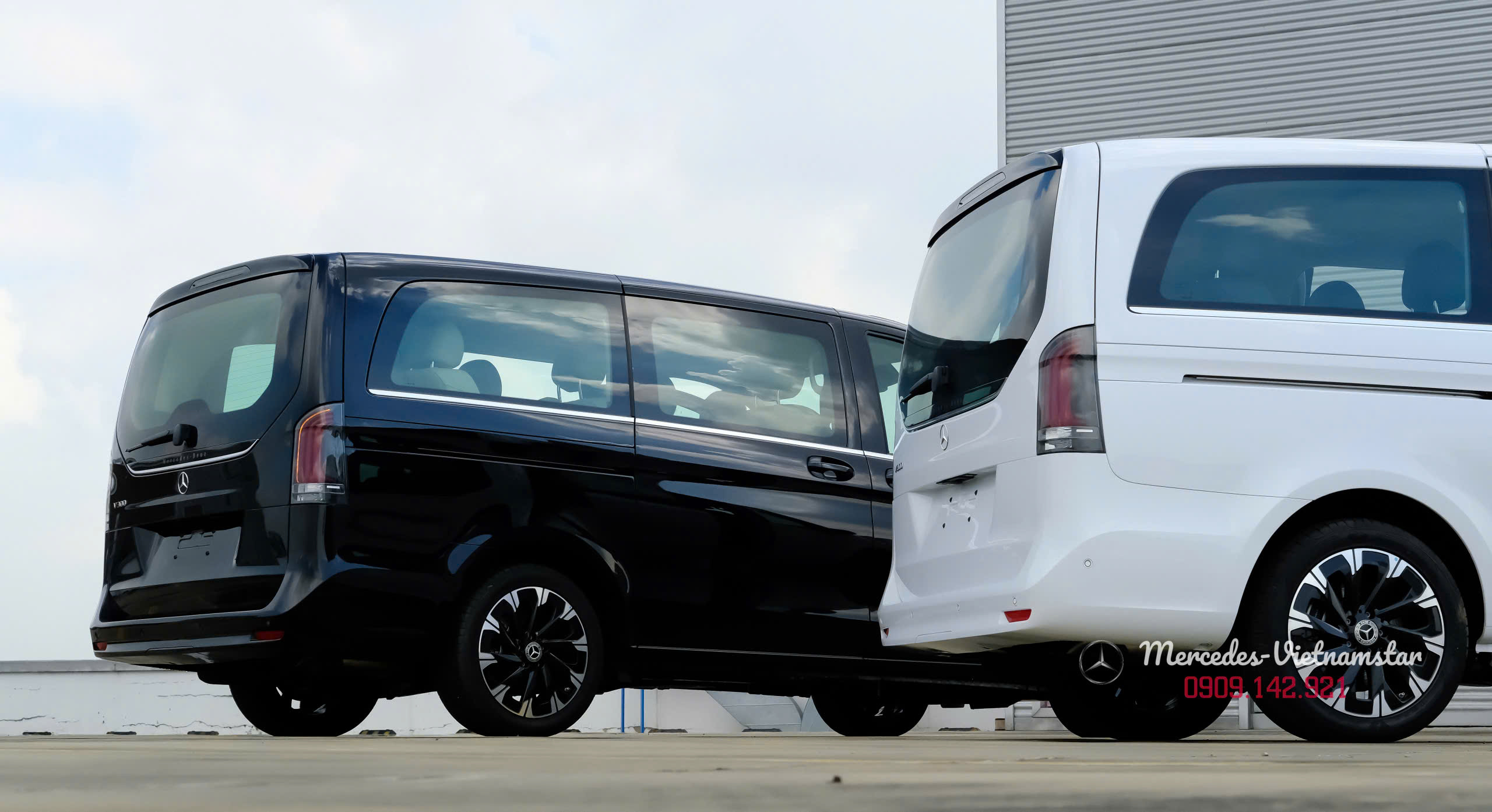 Thiết kế đuôi xe vuông vức và vững chãi của Mercedes V 300 Avantgarde.