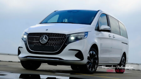 Góc chụp 3/4 đầu xe Mercedes V 300 màu trắng thể hiện sự bề thế và hiện đại.