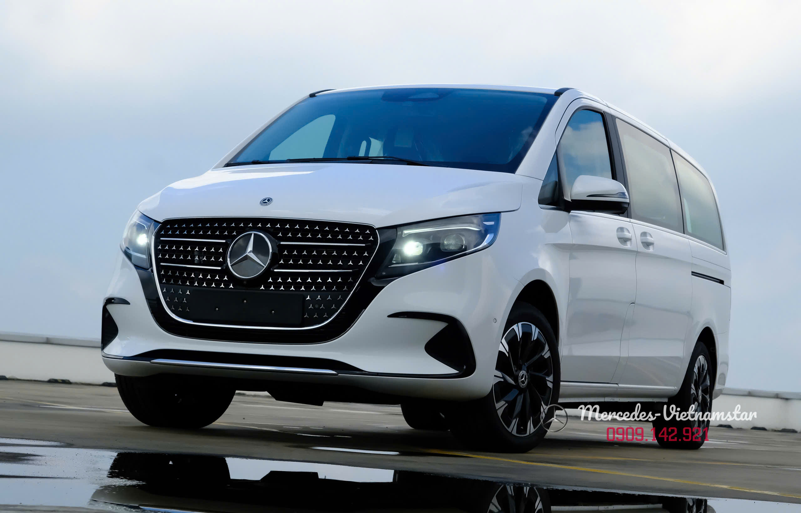 Góc chụp 3/4 đầu xe Mercedes V 300 màu trắng thể hiện sự bề thế và hiện đại.