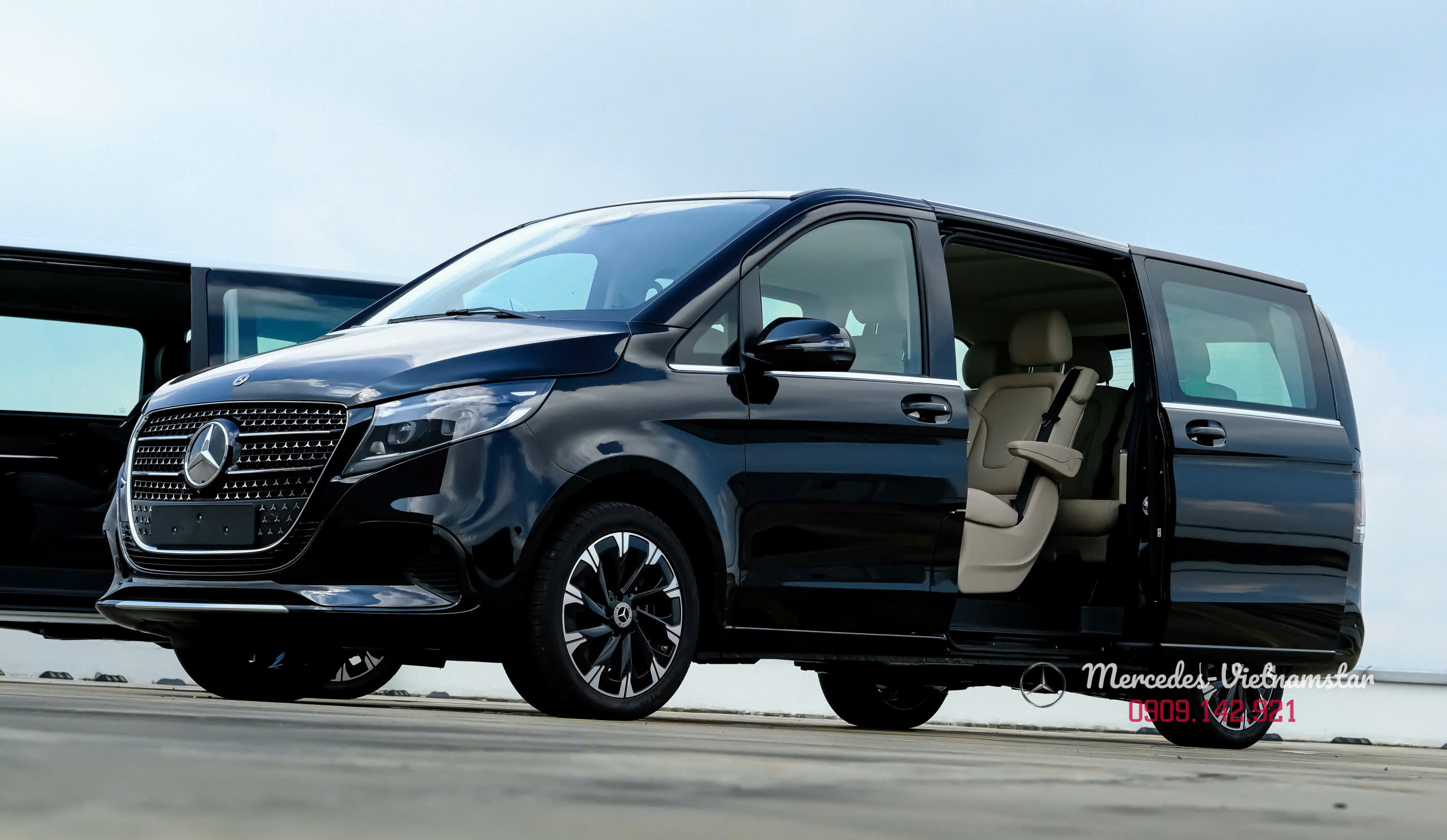 Cửa trượt điện 2 bên hông xe Mercedes V 300 hoạt động êm ái.