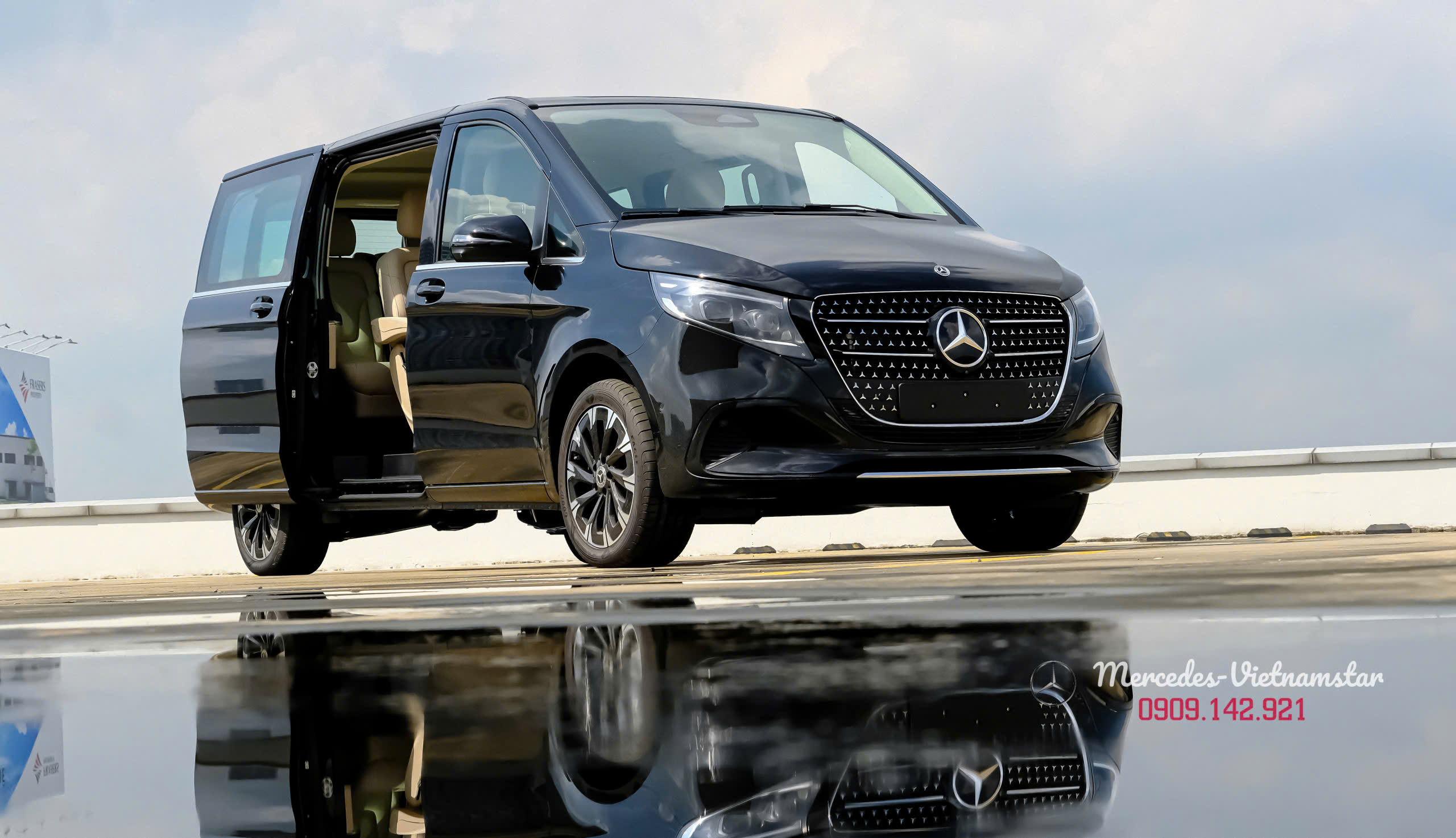 Mâm xe hợp kim 18-inch thiết kế 10 chấu mới trên Mercedes V 300.