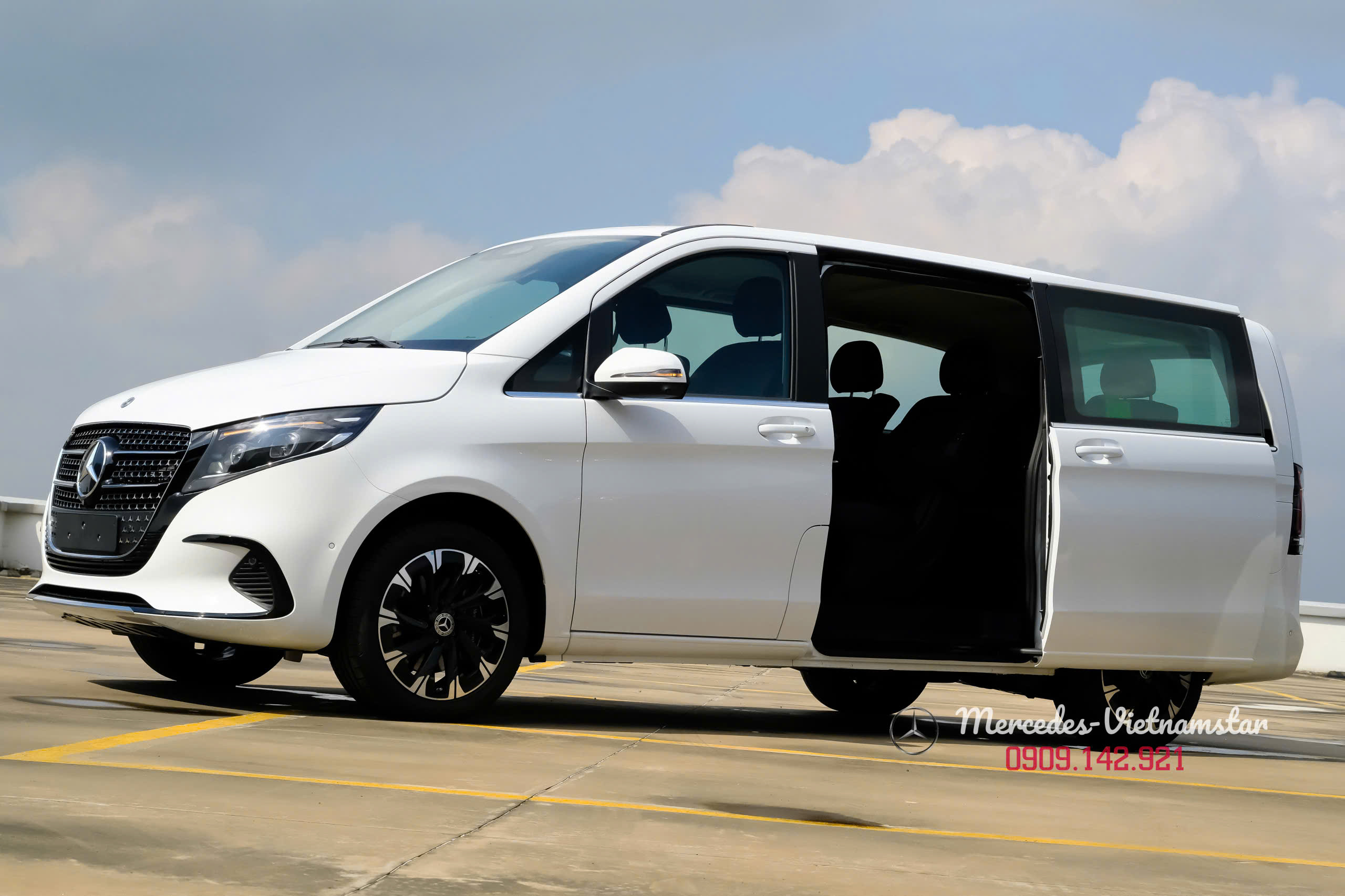 Thiết kế thân xe kéo dài của V 300 Avantgarde, mẫu MPV hạng sang hàng đầu.