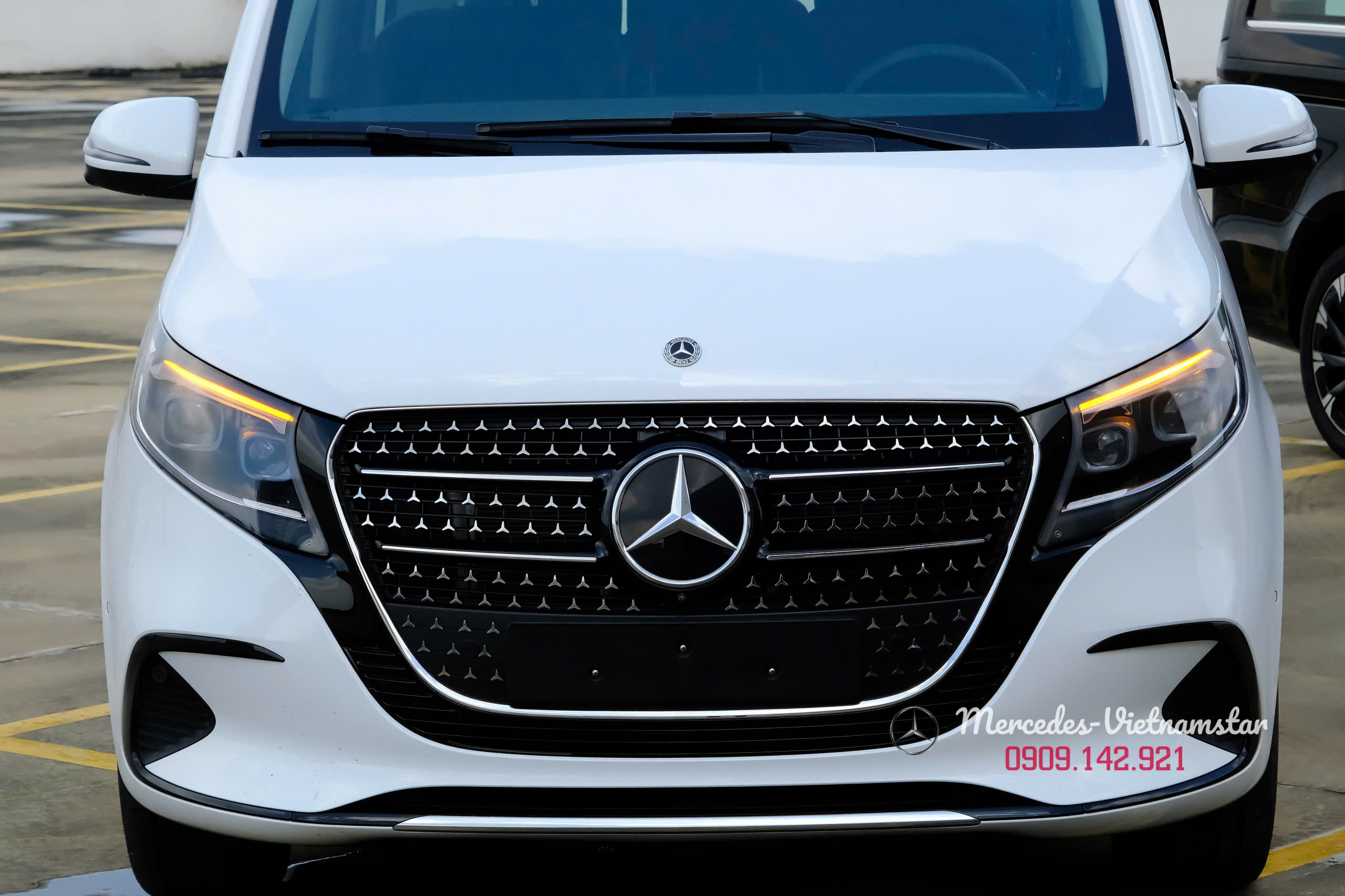 Cận cảnh lưới tản nhiệt thiết kế mới với logo ngôi sao ba cánh trên Mercedes V 300.