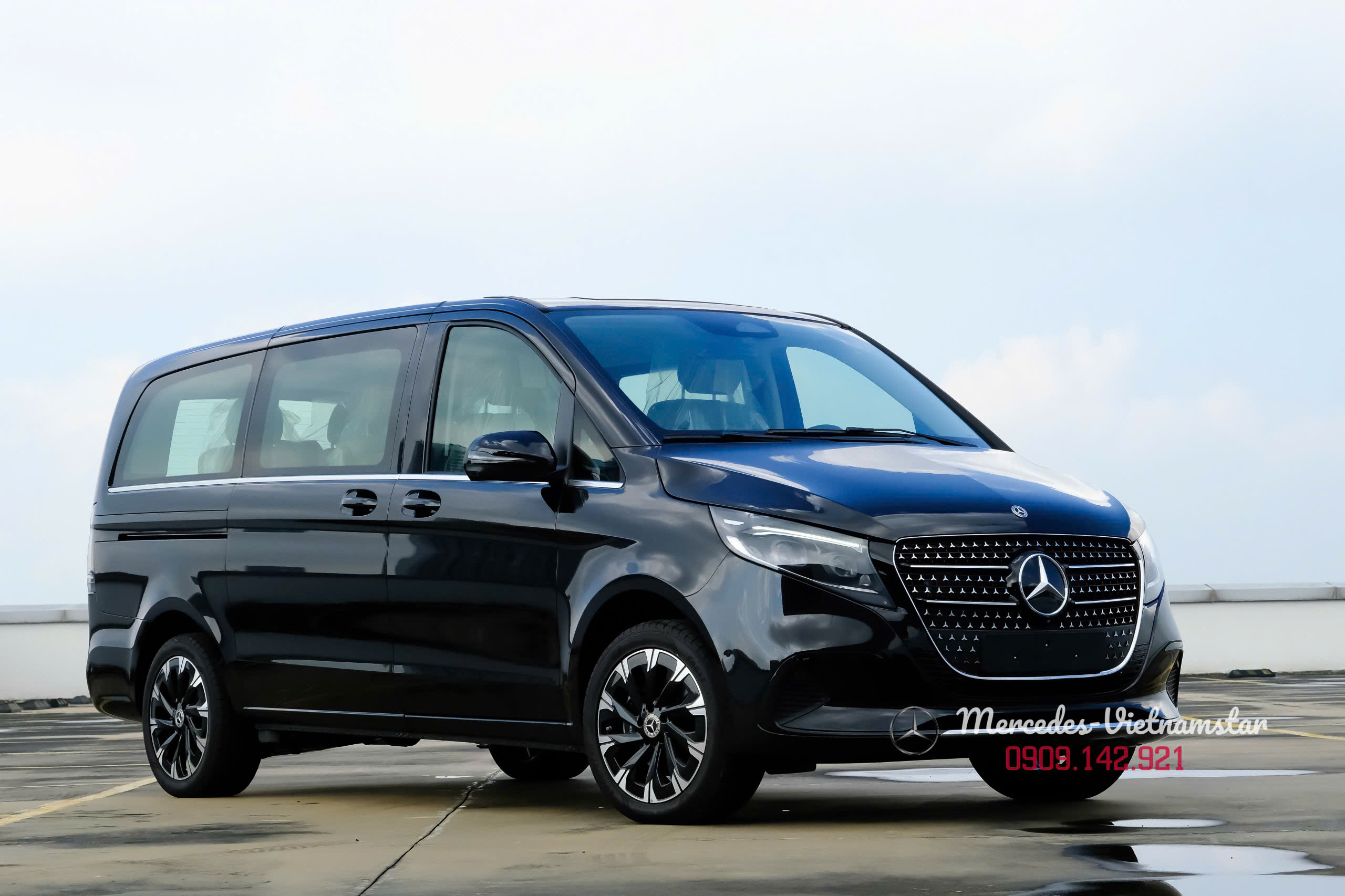 Góc chụp 3/4 đuôi xe Mercedes V 300 màu đen bóng sang trọng.