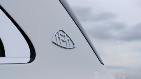 Logo maybach trên cột D xe Maybach GLS 480 màu Trắng