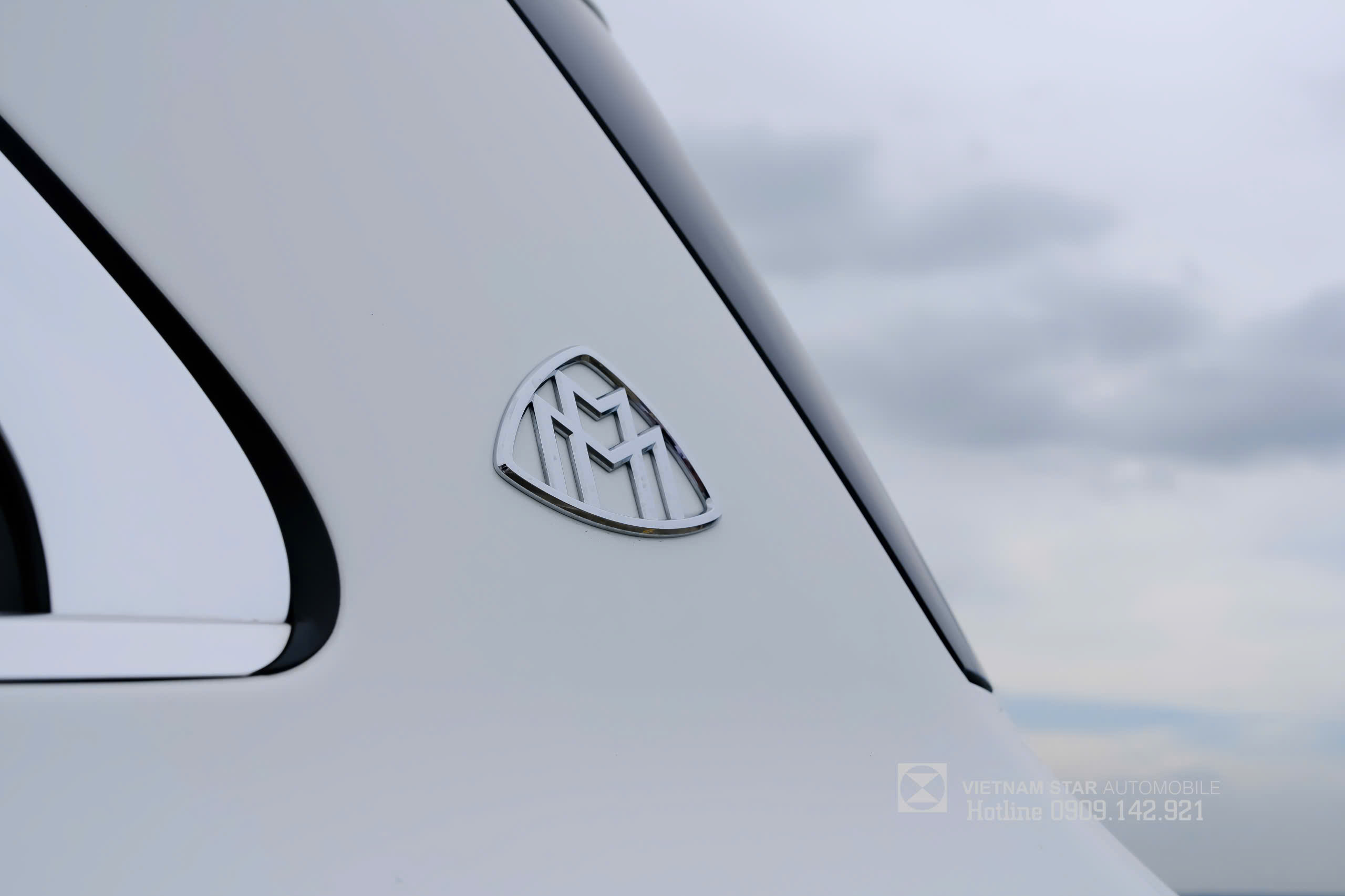 Logo maybach trên cột D xe Maybach GLS 480 màu Trắng
