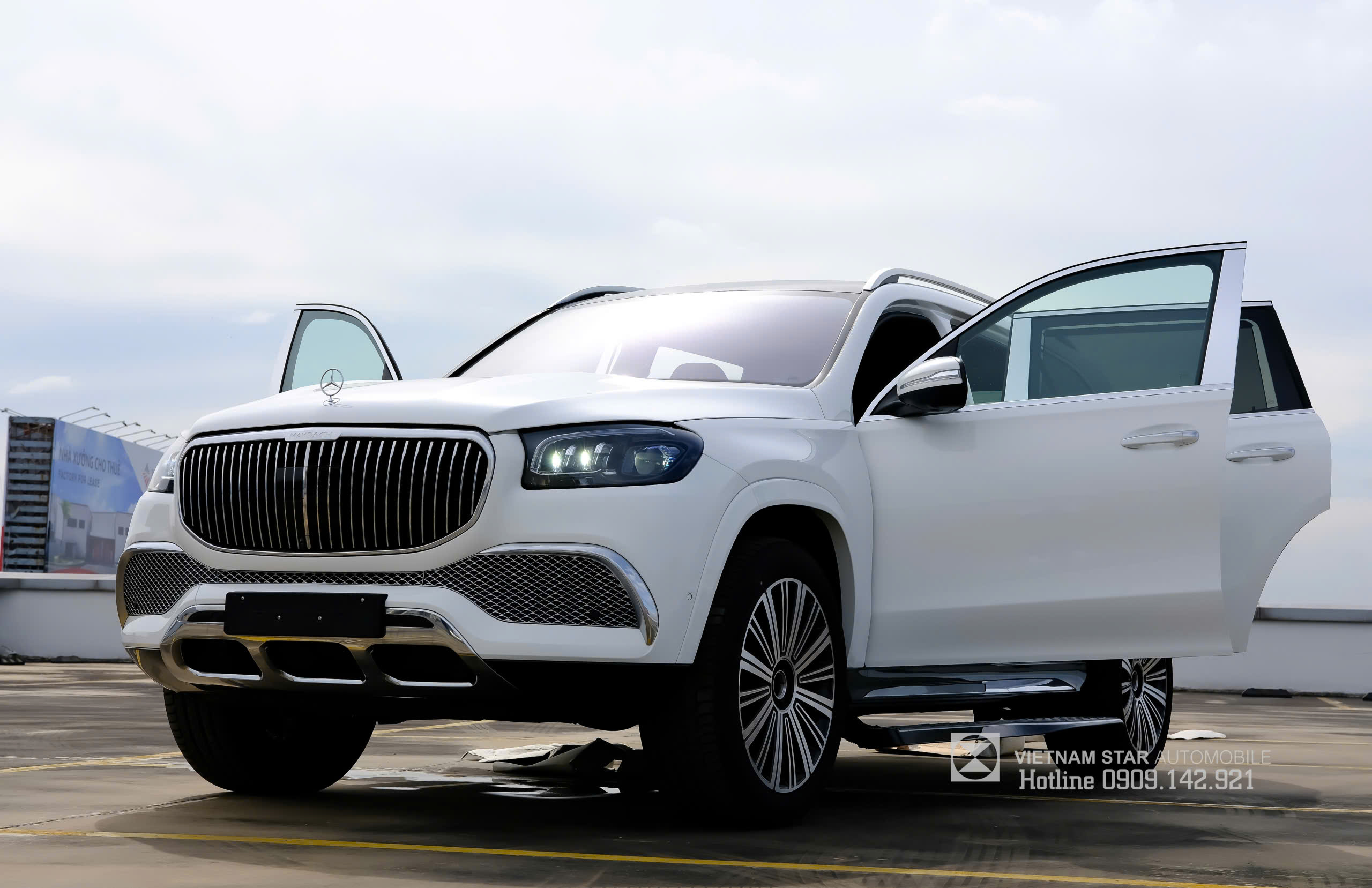 Maybach GLS480 bề thế, hình chụp chéo góc đầu xe