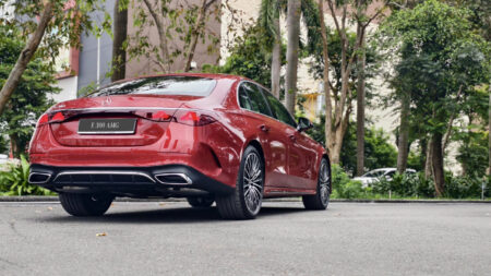 E300 Đỏ, tôn vinh phong thủy may mắn và quyền lực.