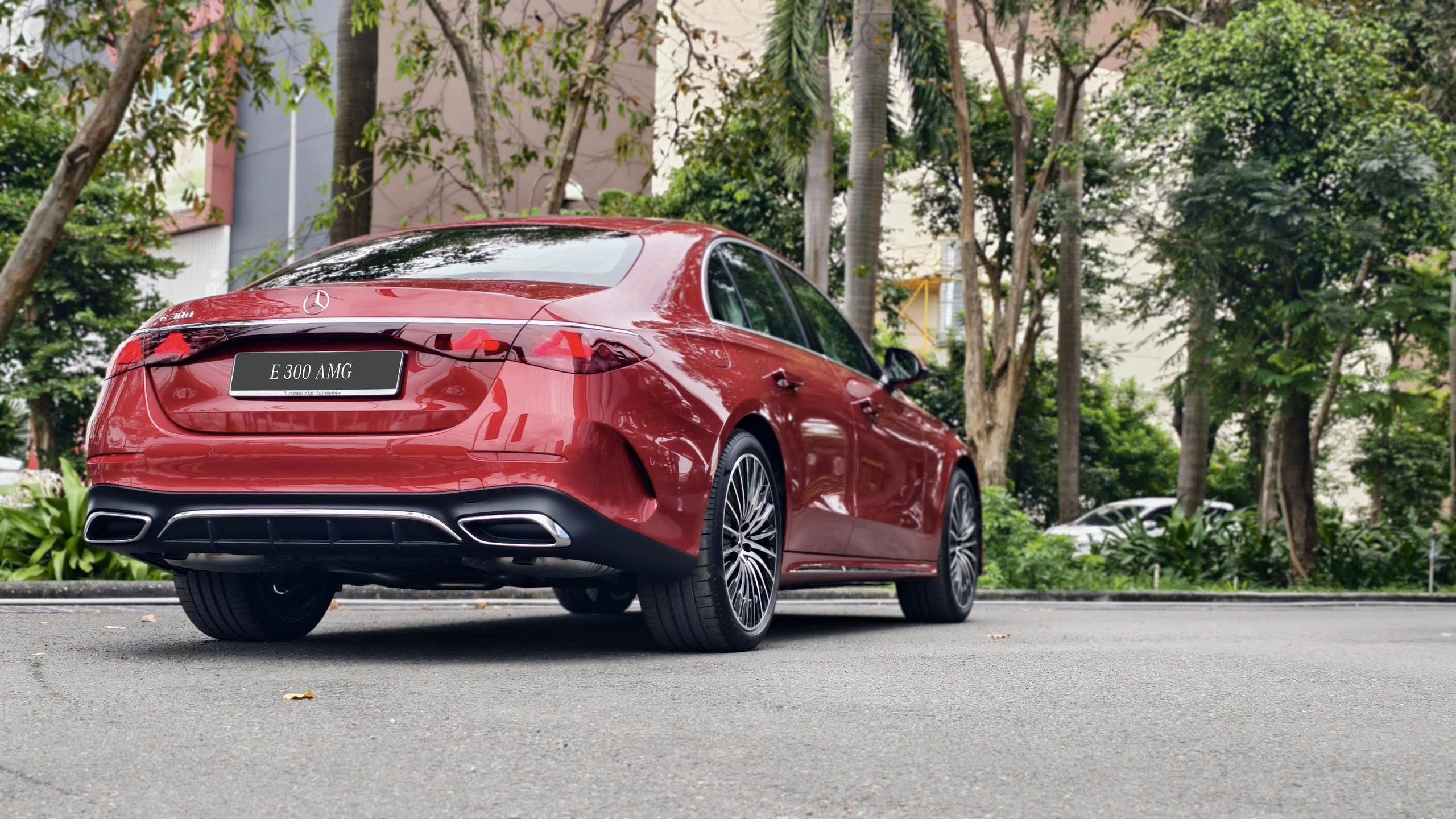 E300 Đỏ, tôn vinh phong thủy may mắn và quyền lực.