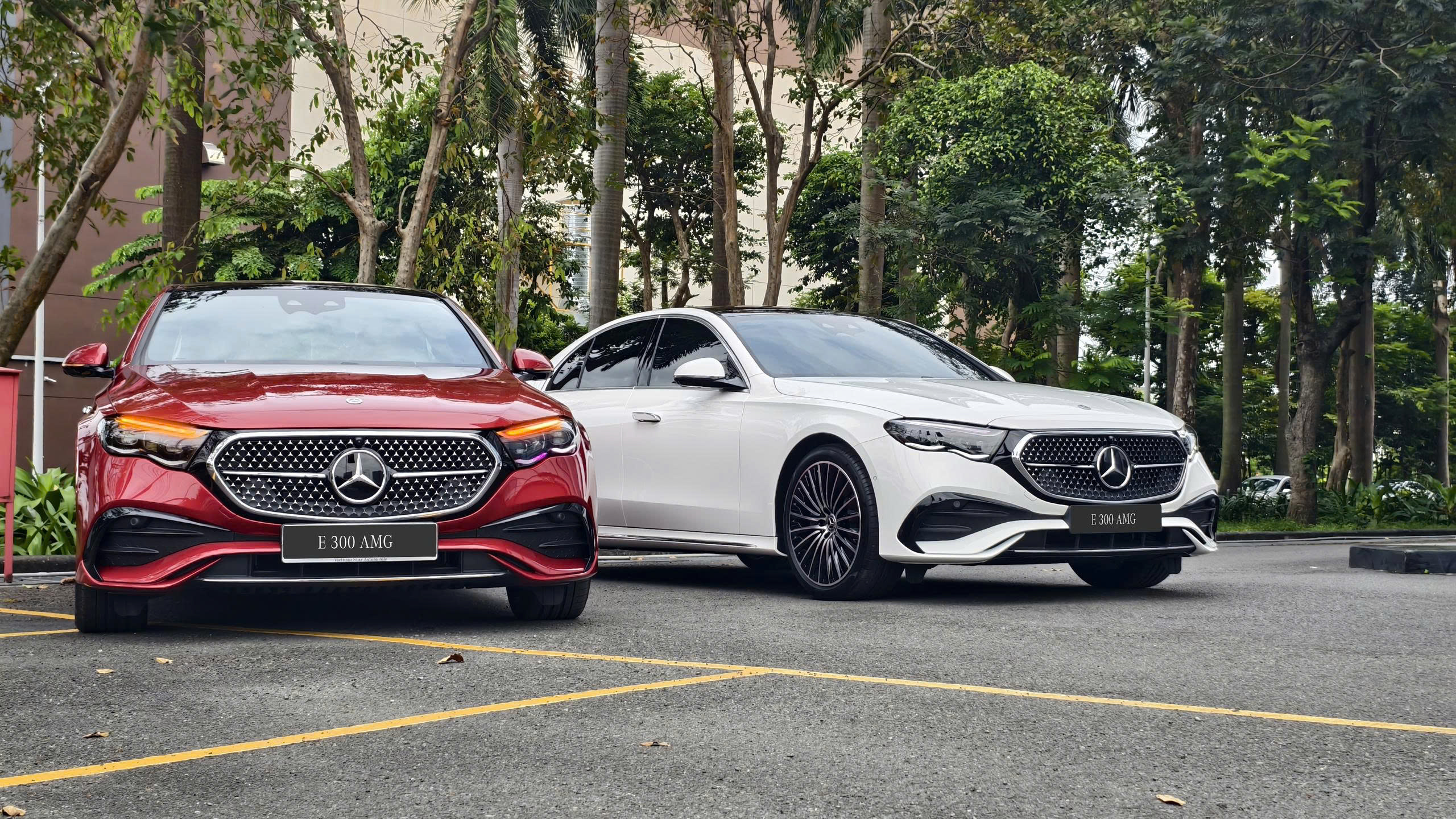 E 300 All New Màu Đỏ, chất lượng sơn phủ tuyệt hảo.