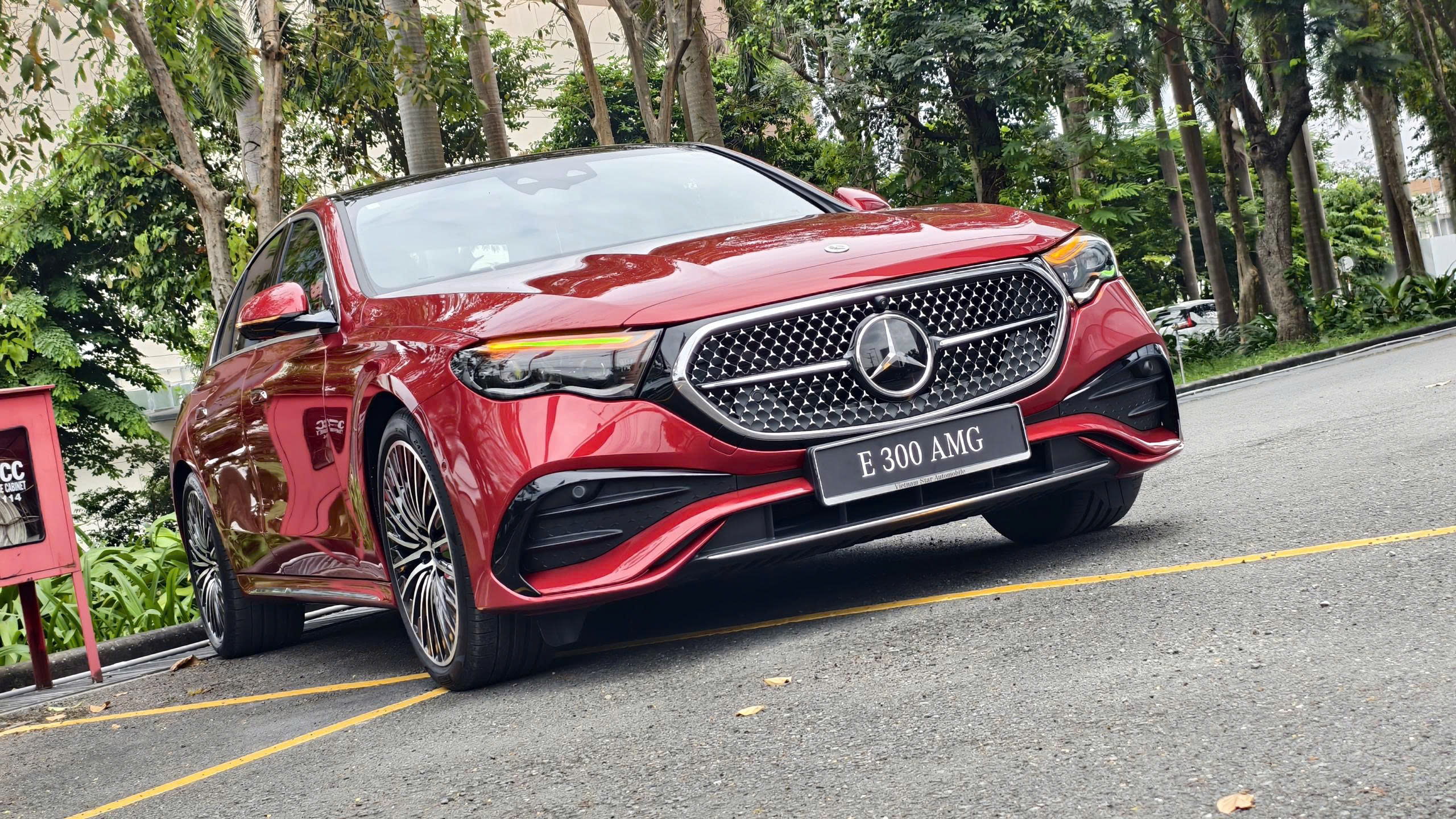 Mercedes E 300 AMG Màu Đỏ, công nghệ sơn gốc nước cao cấp.