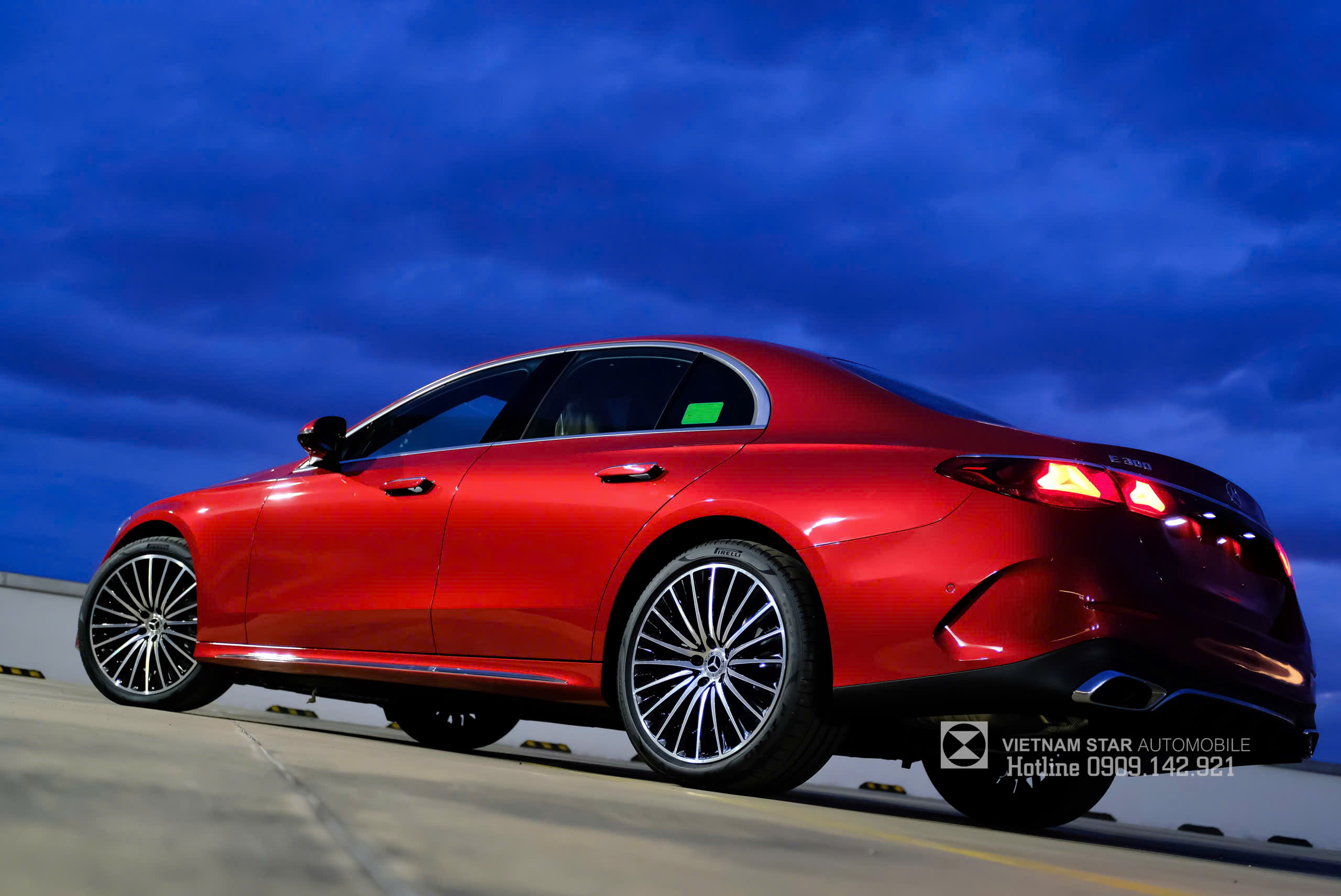 Chi tiết nước sơn Đỏ cá nhân hóa, tiêu chuẩn Mercedes-Benz.