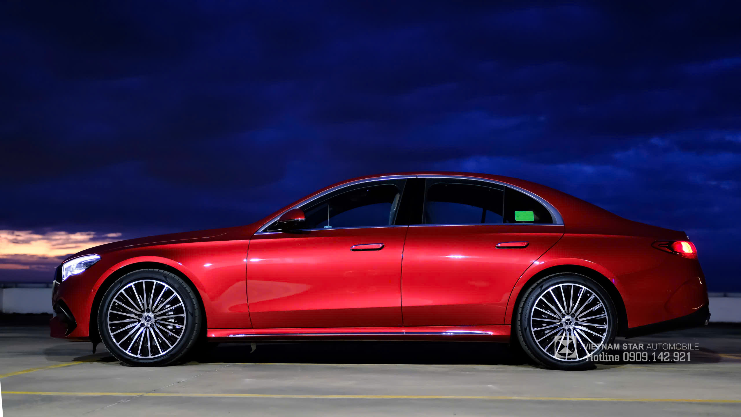 E300 Đỏ, thể hiện sự nhiệt huyết và cá tính mạnh mẽ.