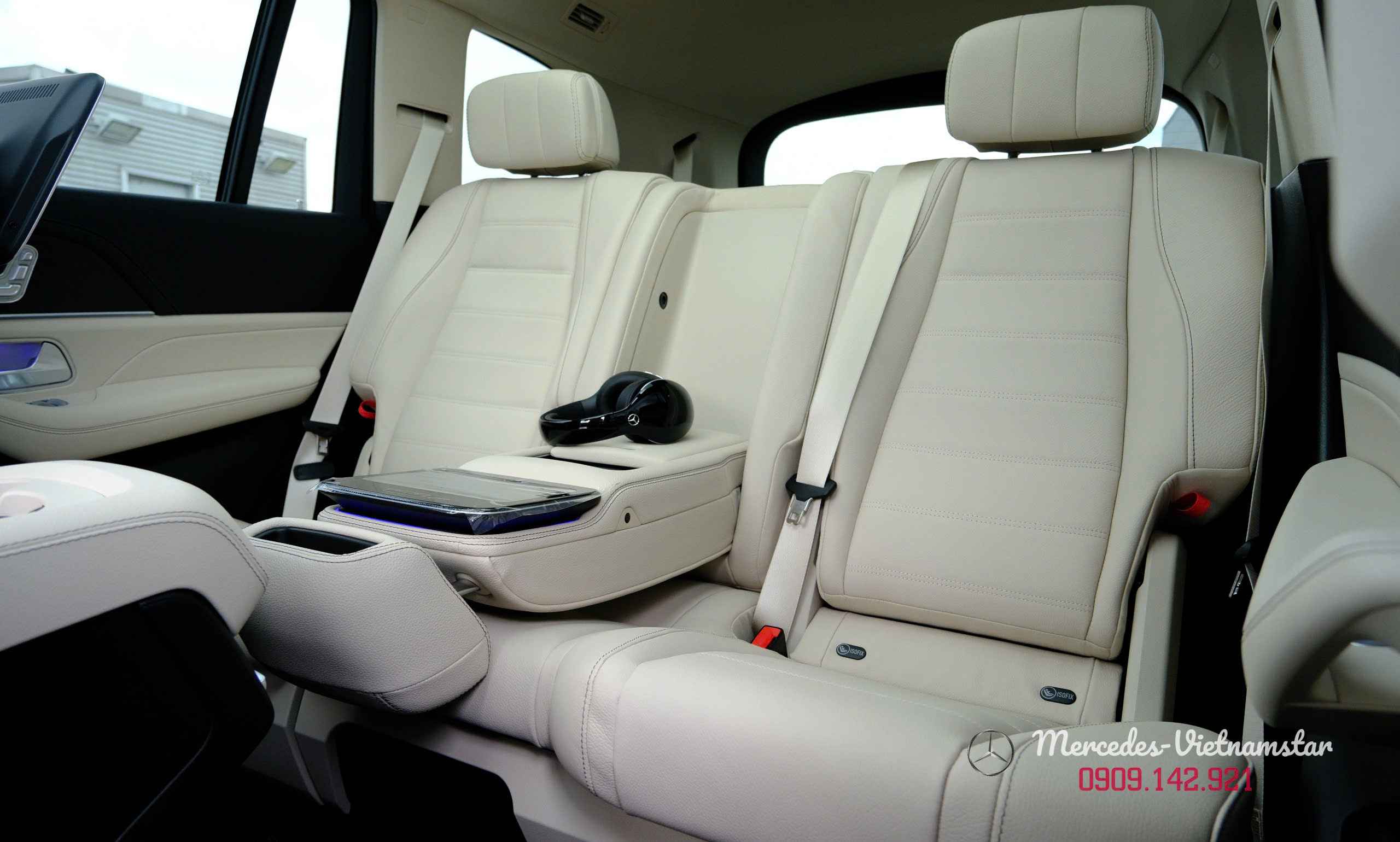 Không gian hàng ghế sau màu Be sáng giúp xe GLS 450 Edition 30 rộng hơn