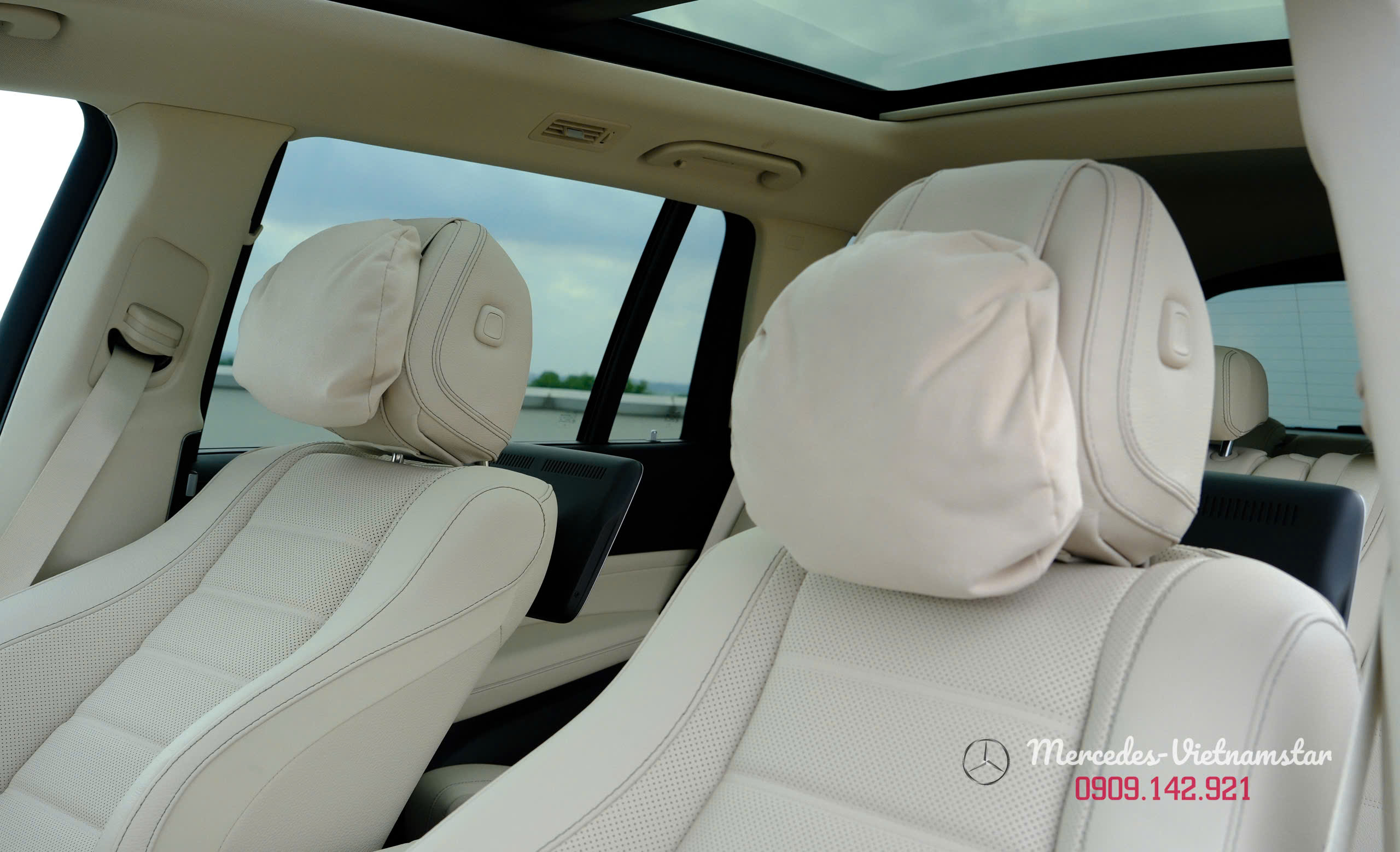 Tựa đầu êm ái màu Be sang trọng trên Mercedes GLS 450 Edition 30