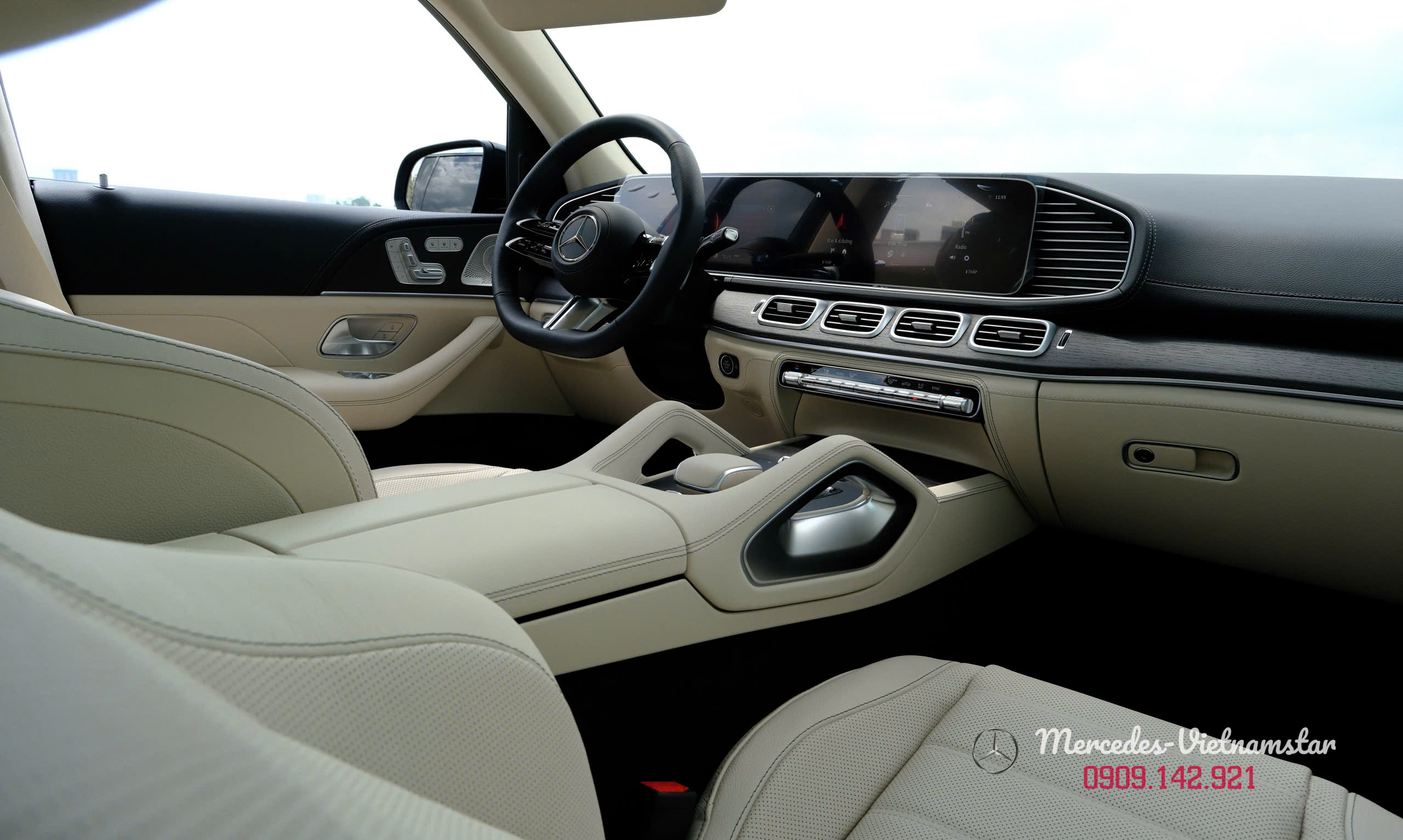Cận cảnh khoang lái Mercedes-Benz GLS 450 Edition 30 tông màu Be sáng