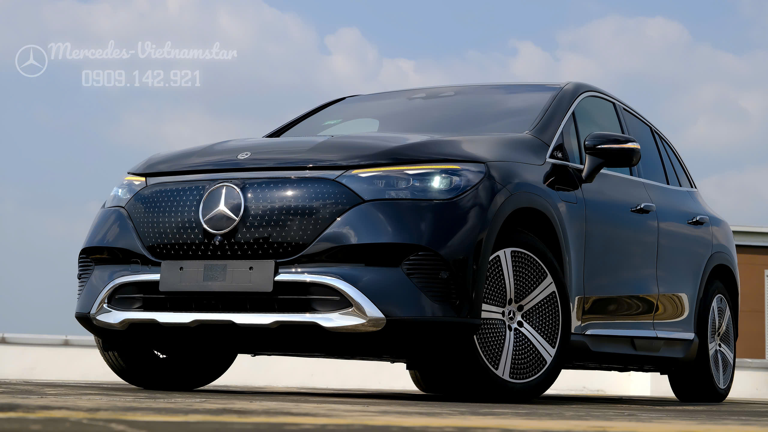 EQE500 SUV Màu Đen