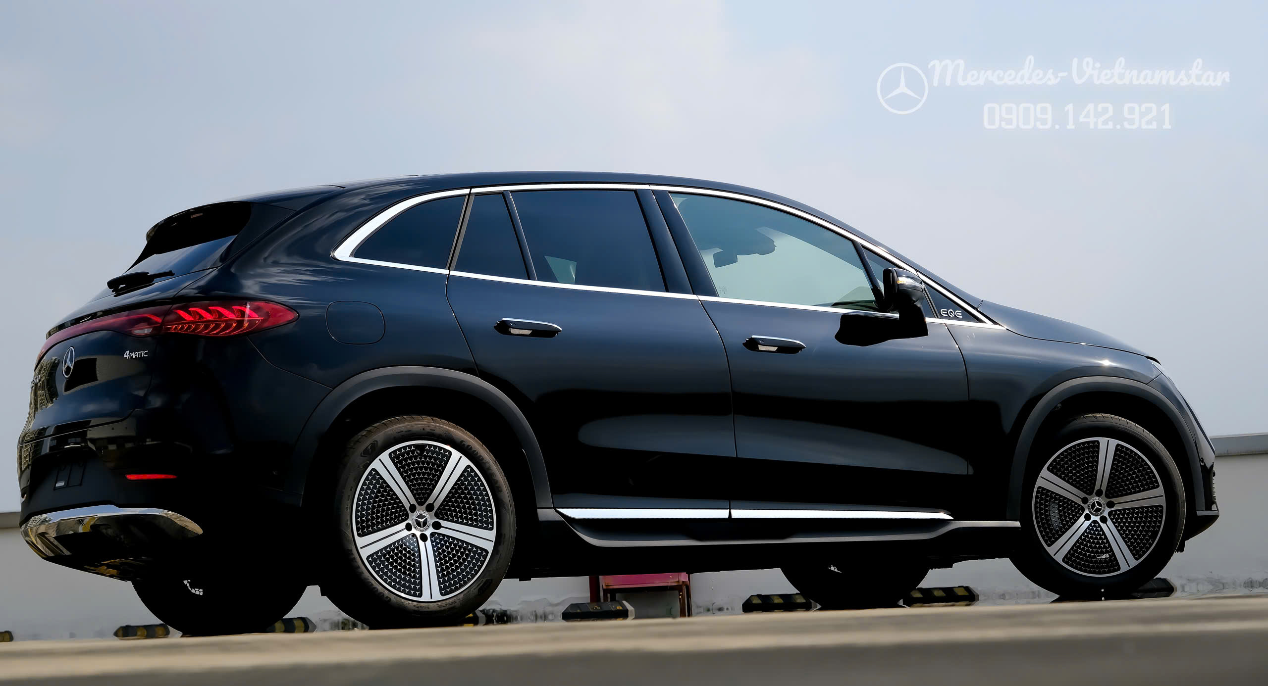 EQE 500 SUV Màu Đen Obsidian - Ảnh 3