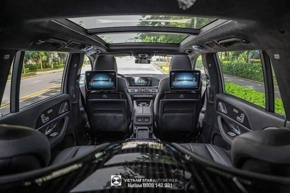 Cận cảnh cửa sổ trời Panorama và trần xe Dinamic màu Đen