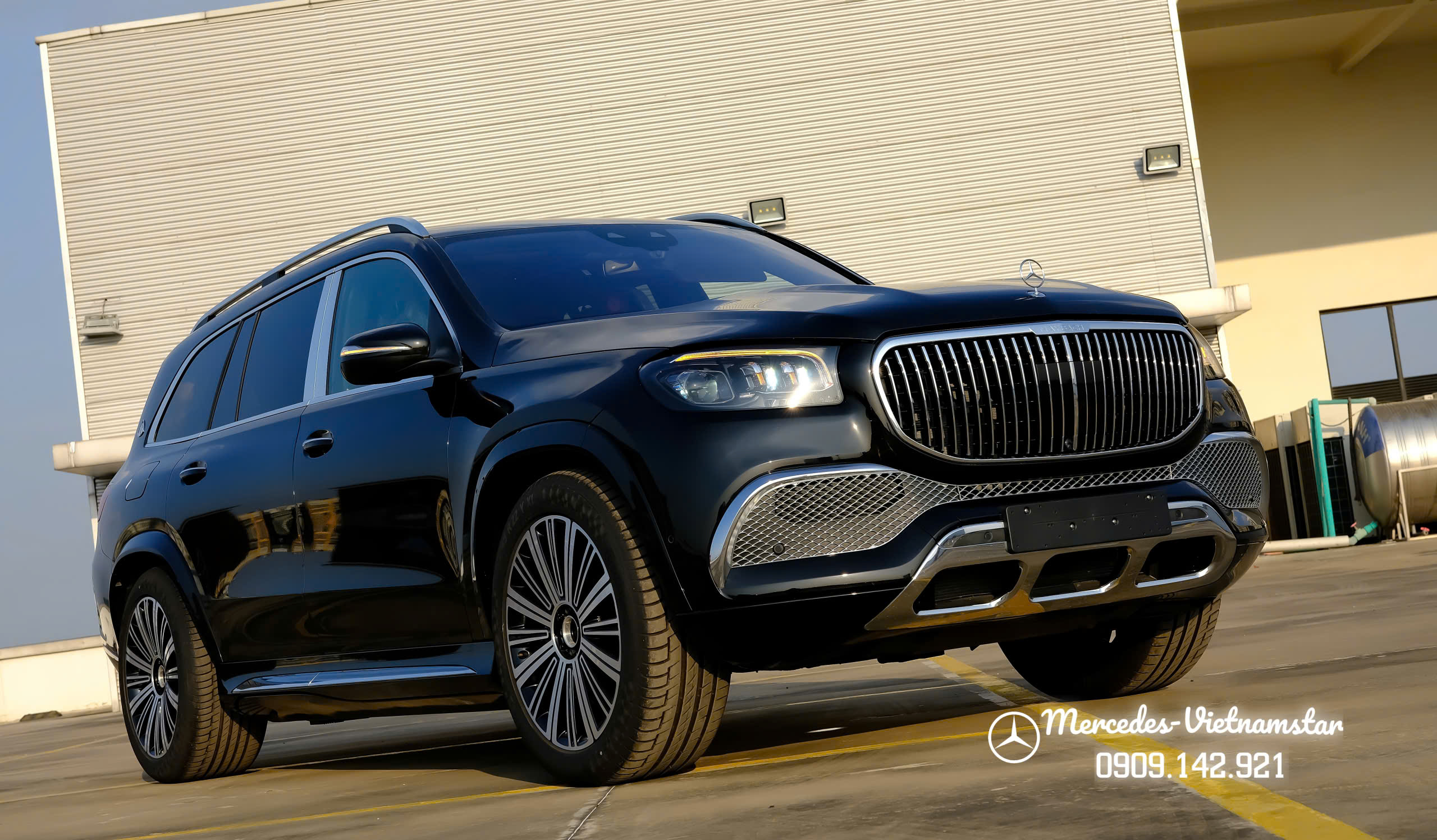 Lưới tản nhiệt đặc trưng Maybach GLS với các thanh chrome phủ bóng.