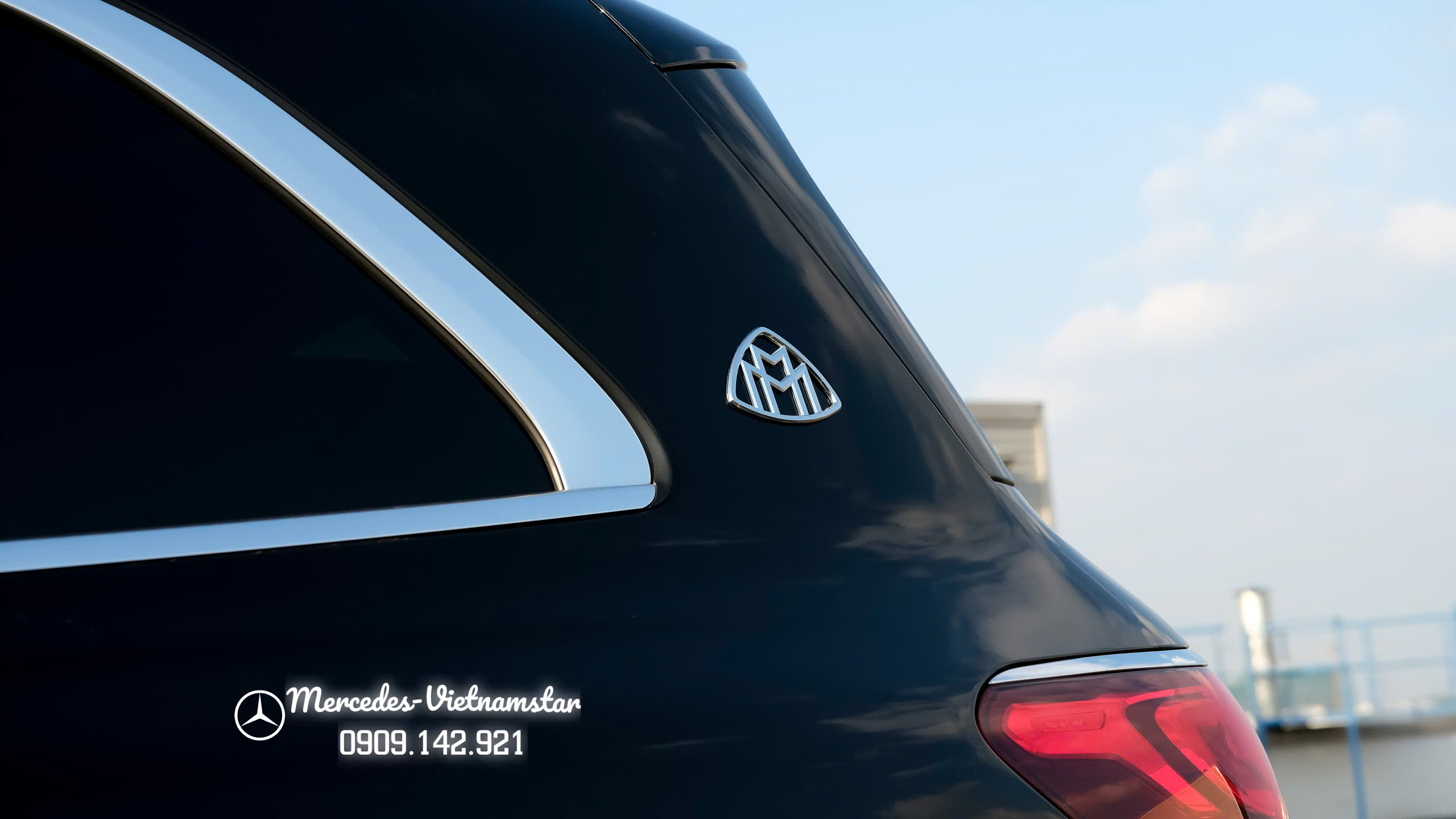 Cận cảnh ký tự “MAYBACH” nổi bật trên lưới tản nhiệt GLS 480.