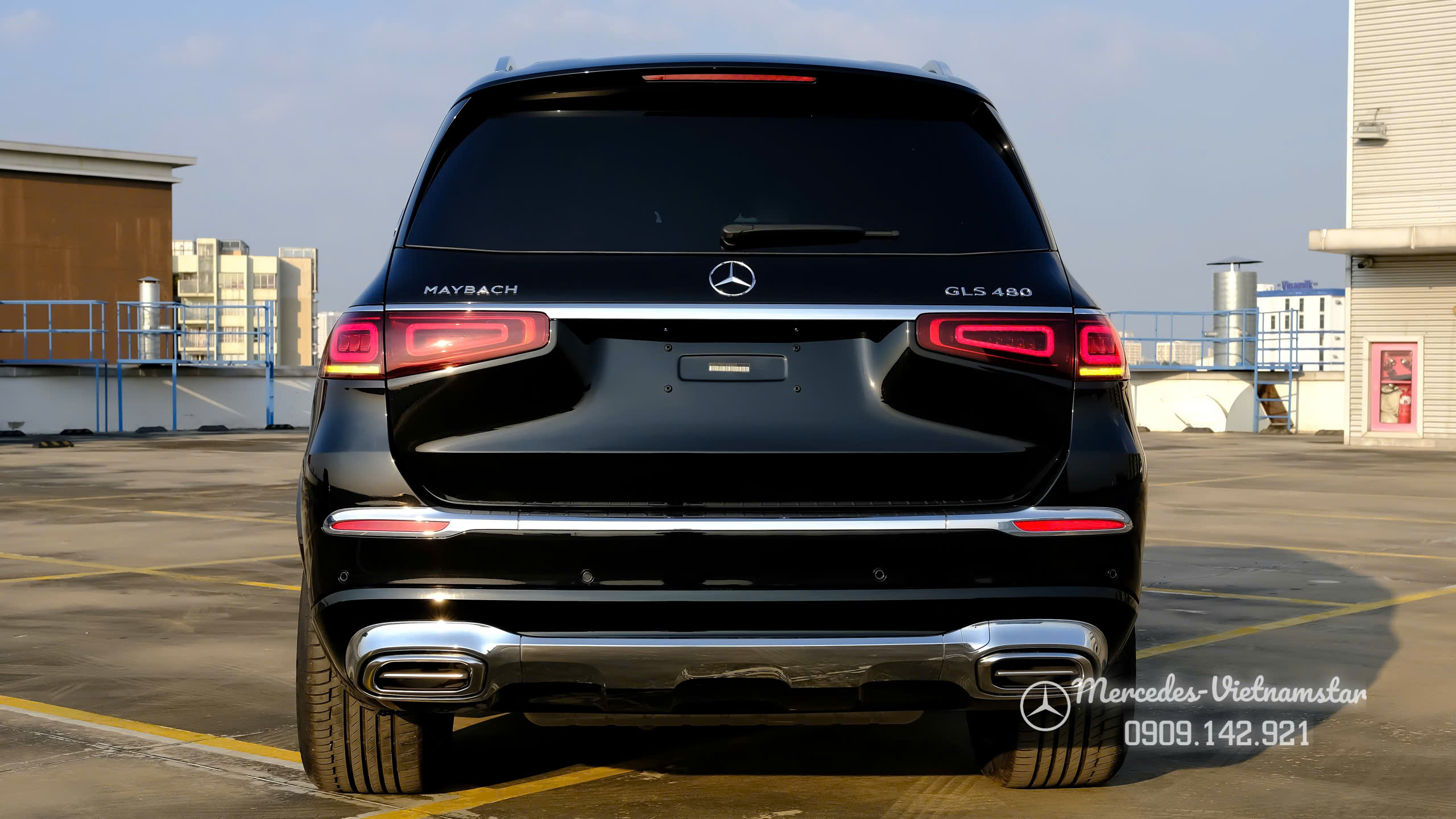 Tổng thể phía sau xe Maybach GLS 480 với thiết kế ống xả chrome cao cấp.